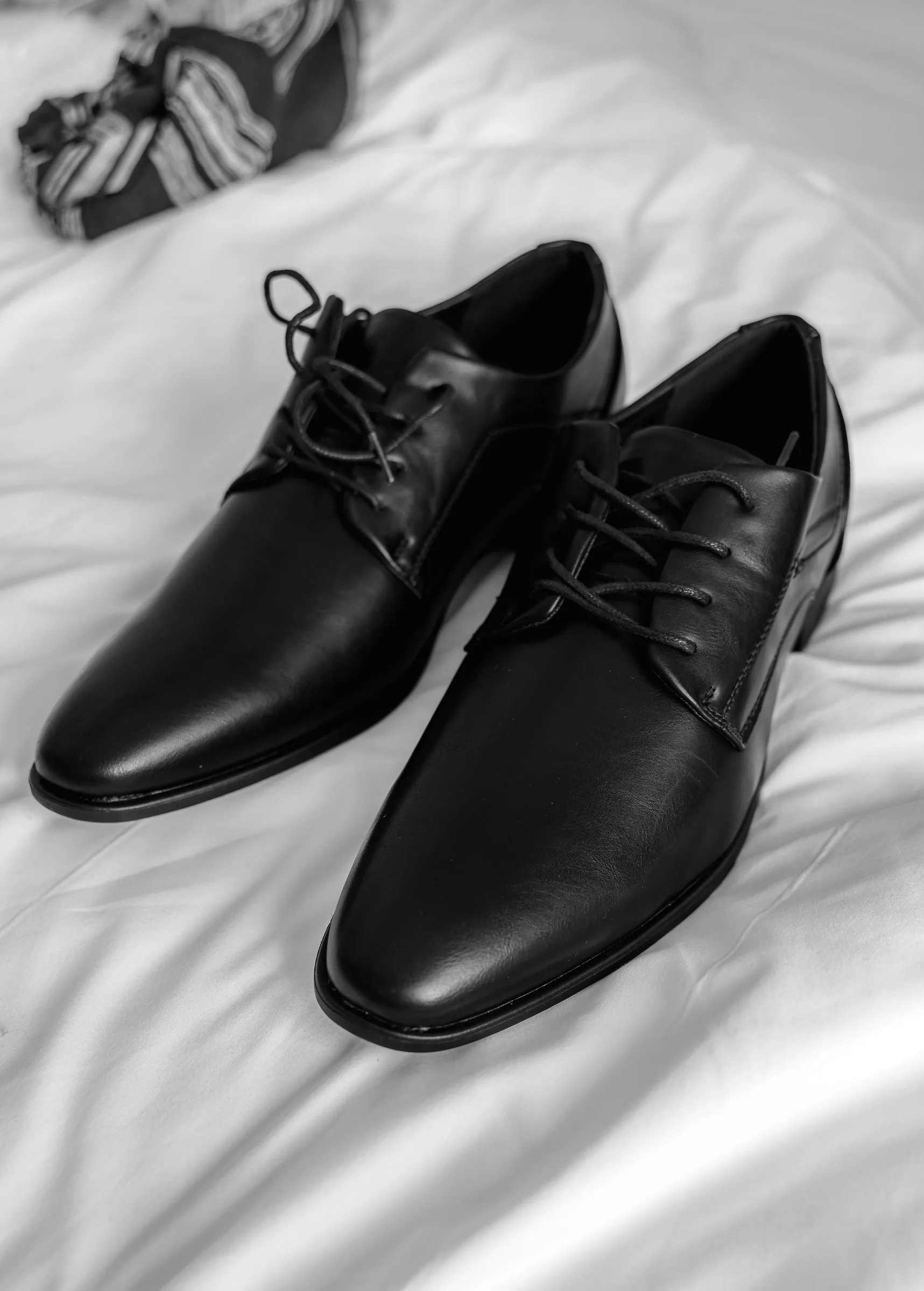 Les chaussures du marié posées sur le lit
