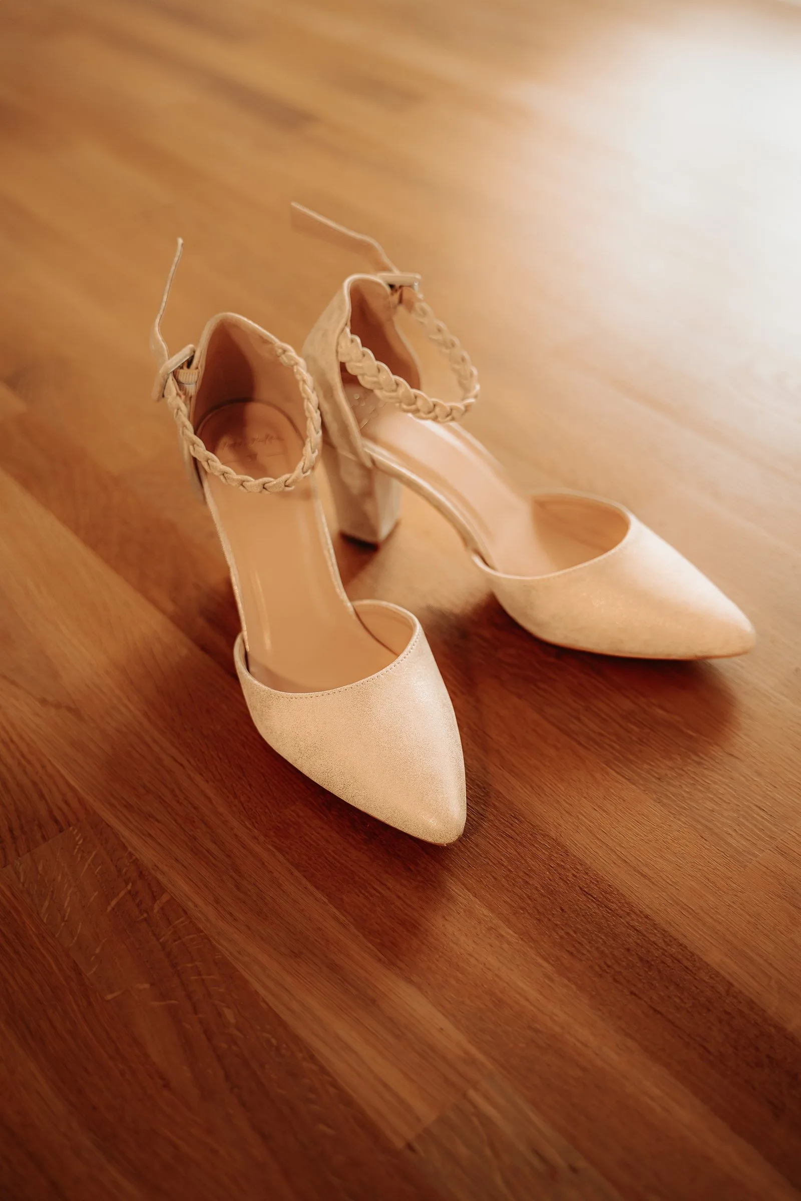 Les escarpins de la mariée sur le parquet