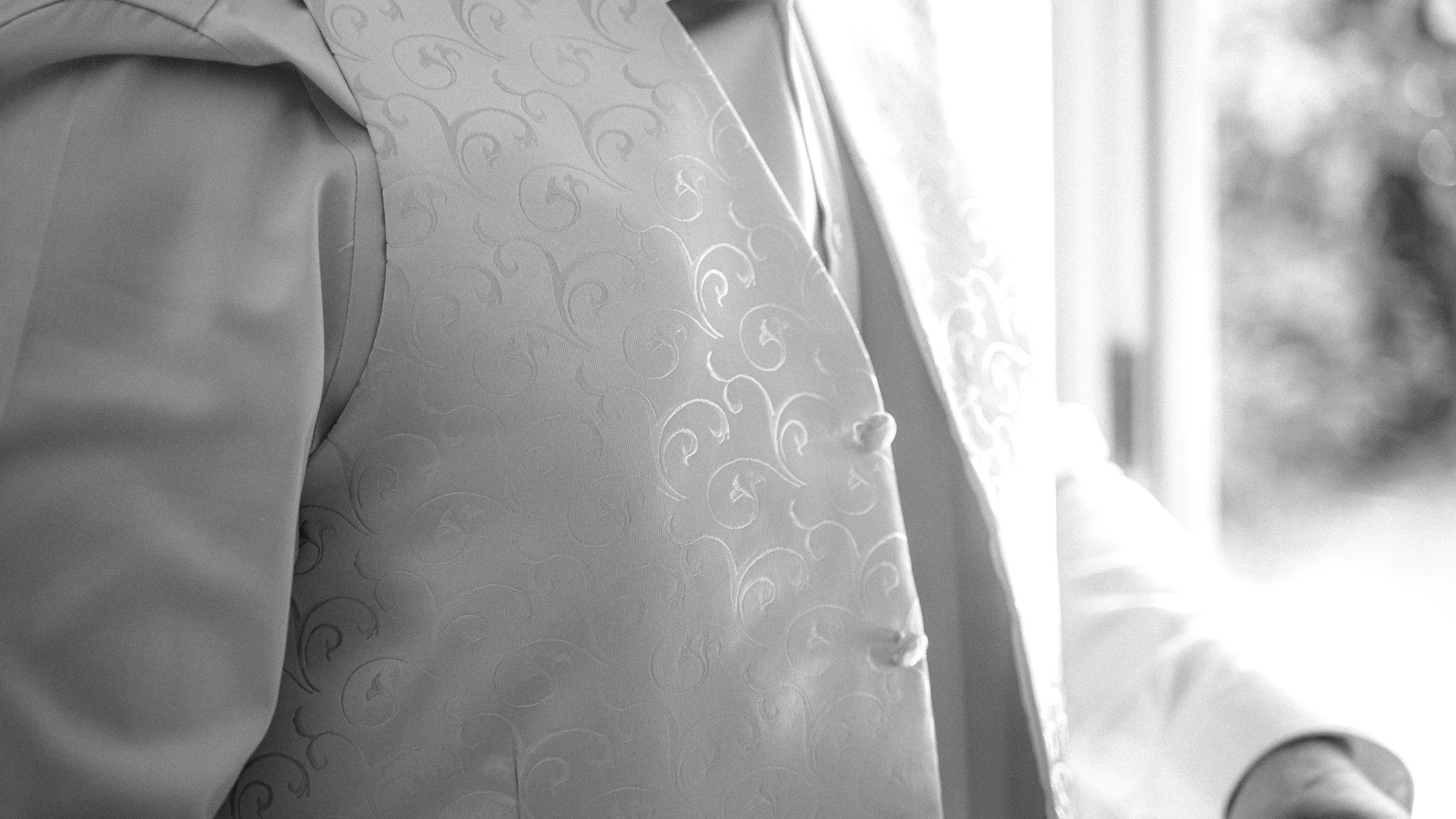 Le gilet à motifs du marié, en noir et blanc