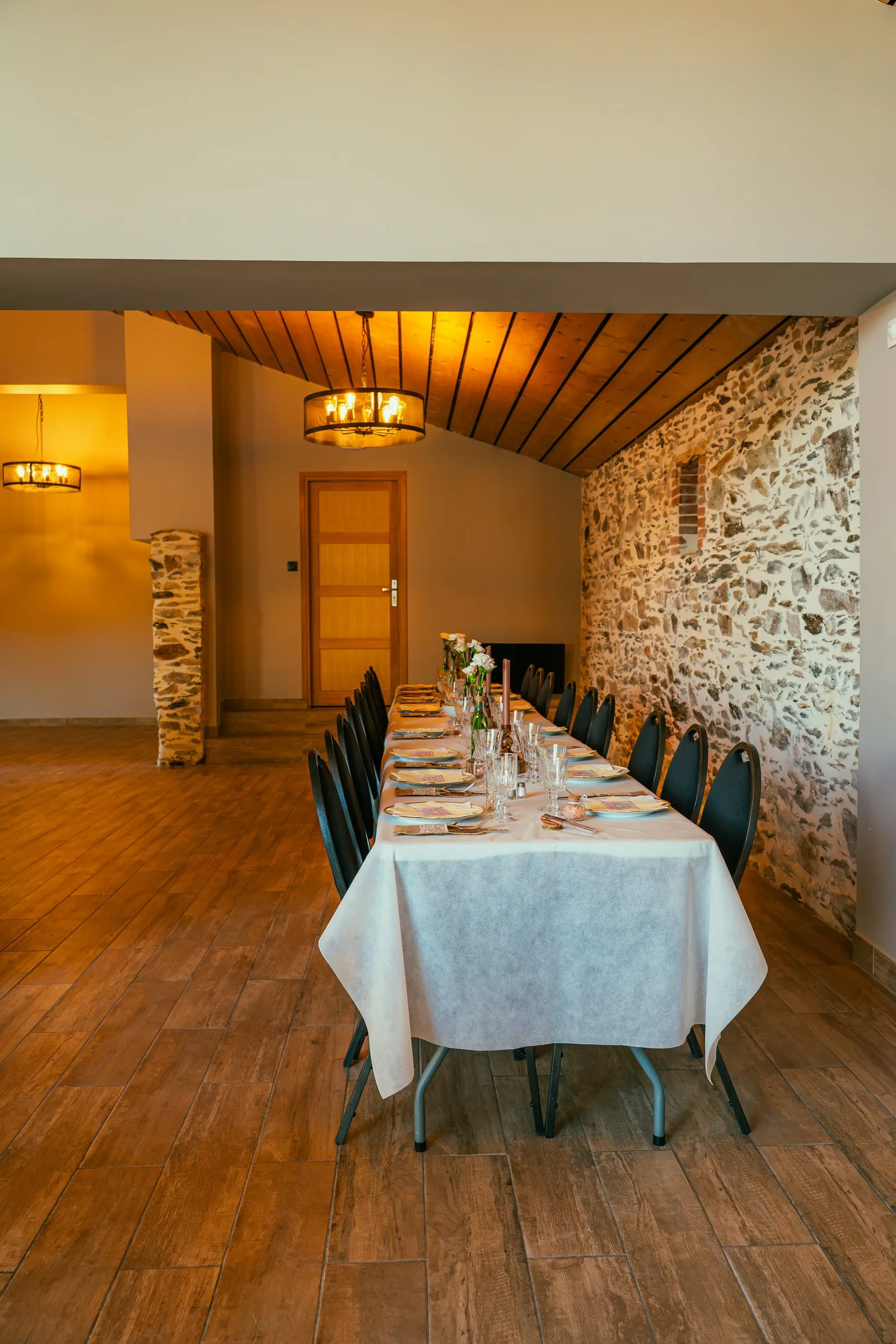 La longue table dressée le long du mur en pierre