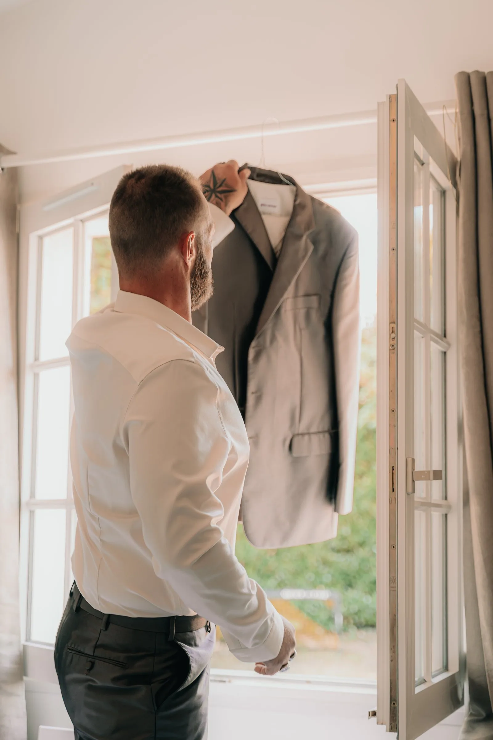 Le marié décroche sa veste