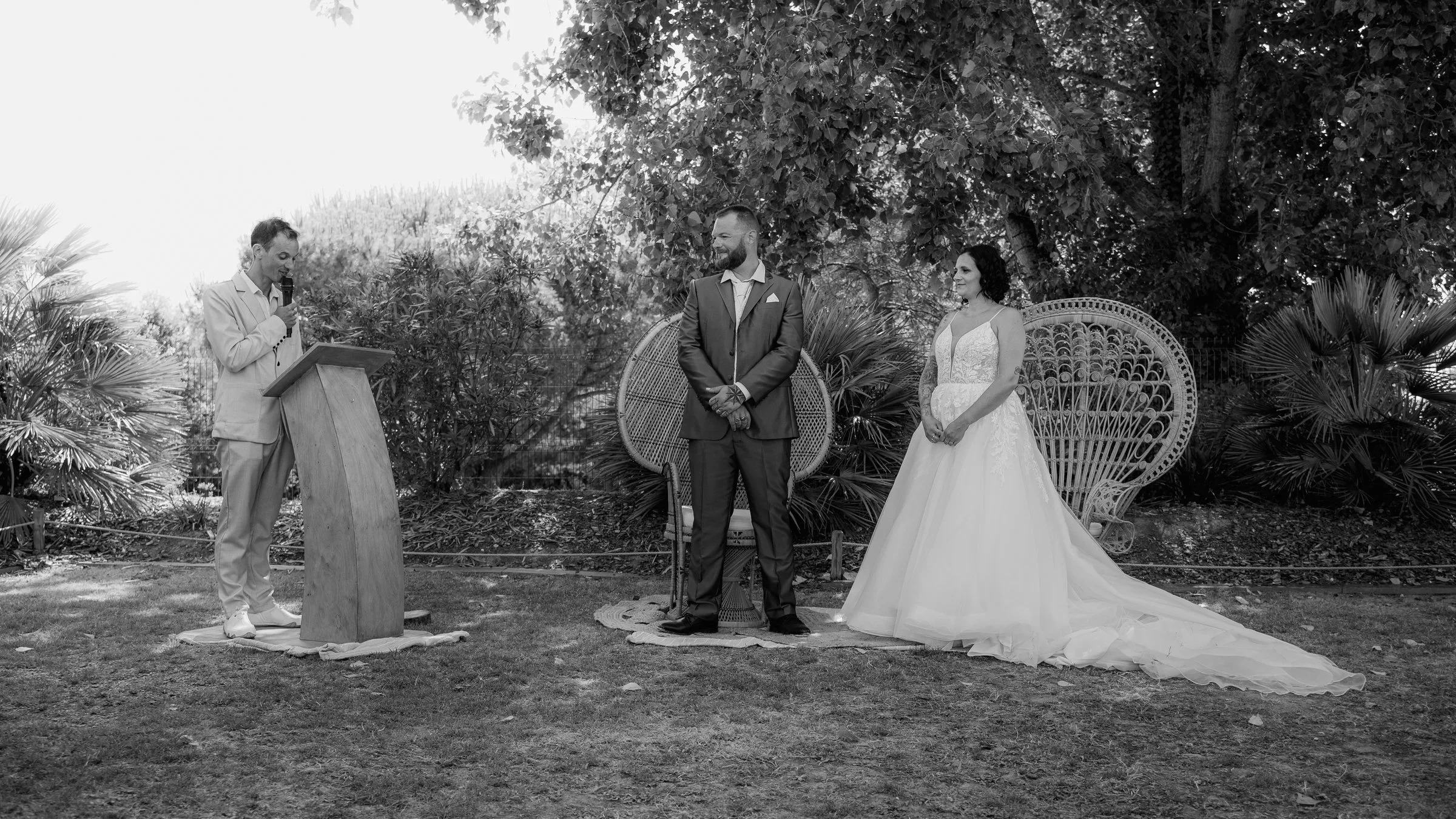 Les mariés face à l’officiant, en noir et blanc