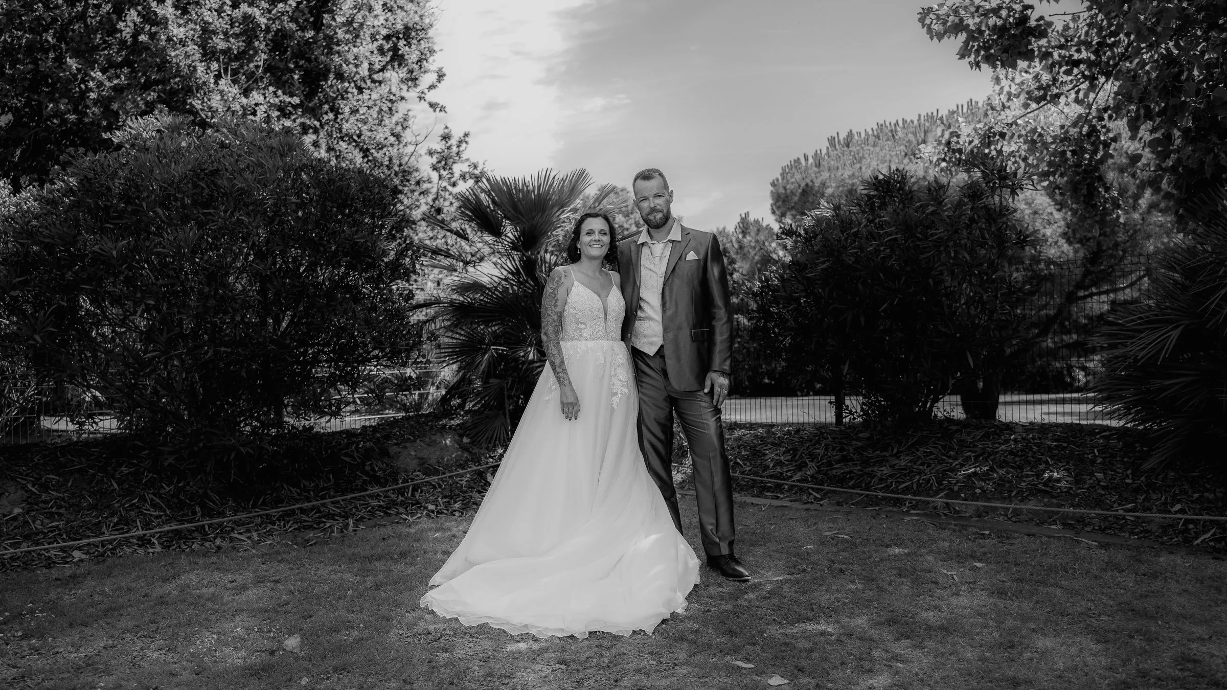 Les mariés dans le jardin, en noir et blanc
