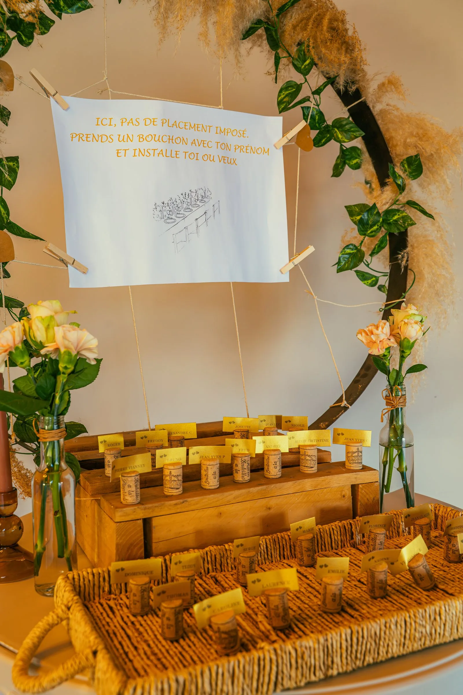 Le plan de table présenté dans un cercle fleuri