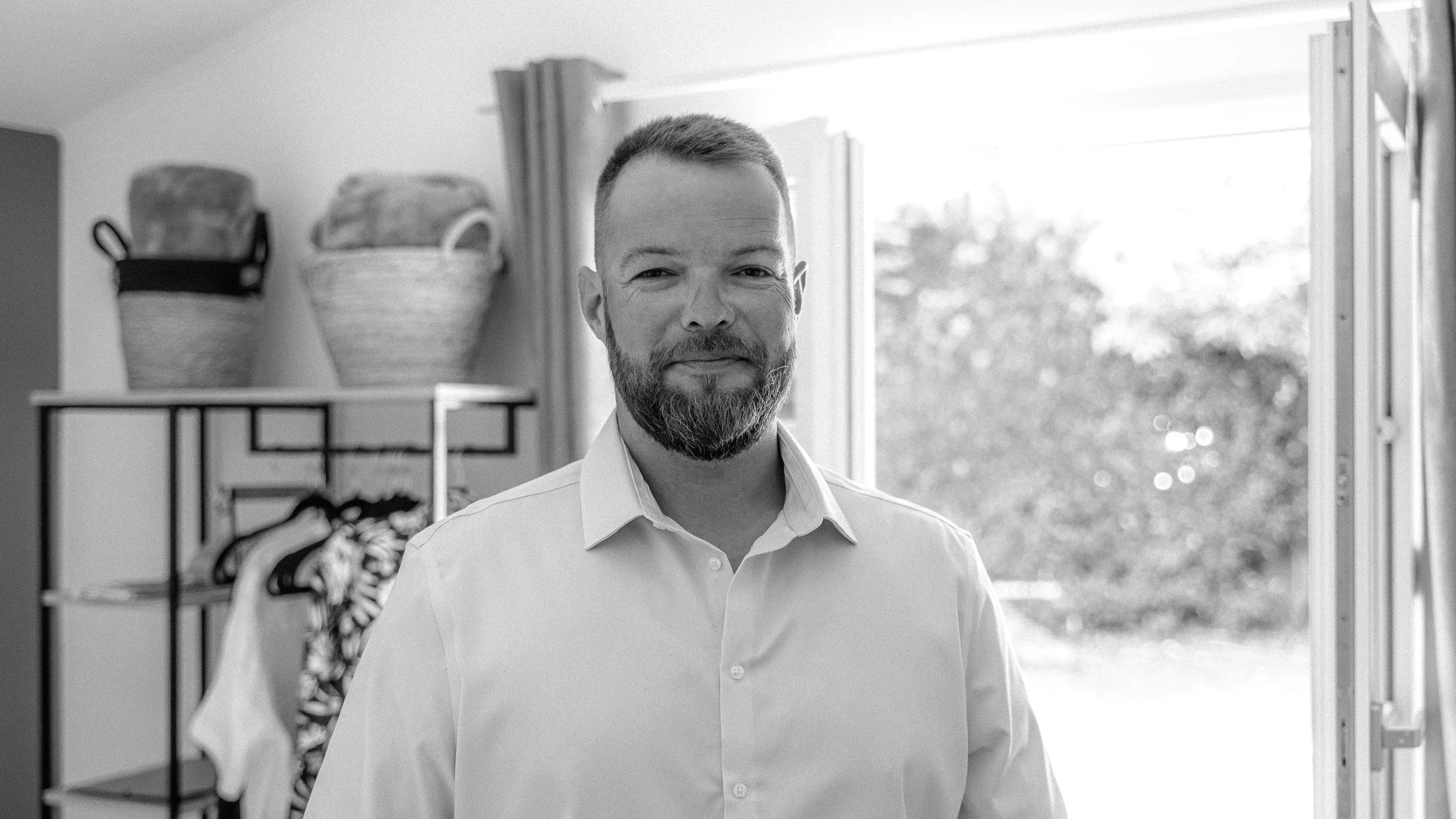 Portrait du marié pendant les préparatifs, en noir et blanc