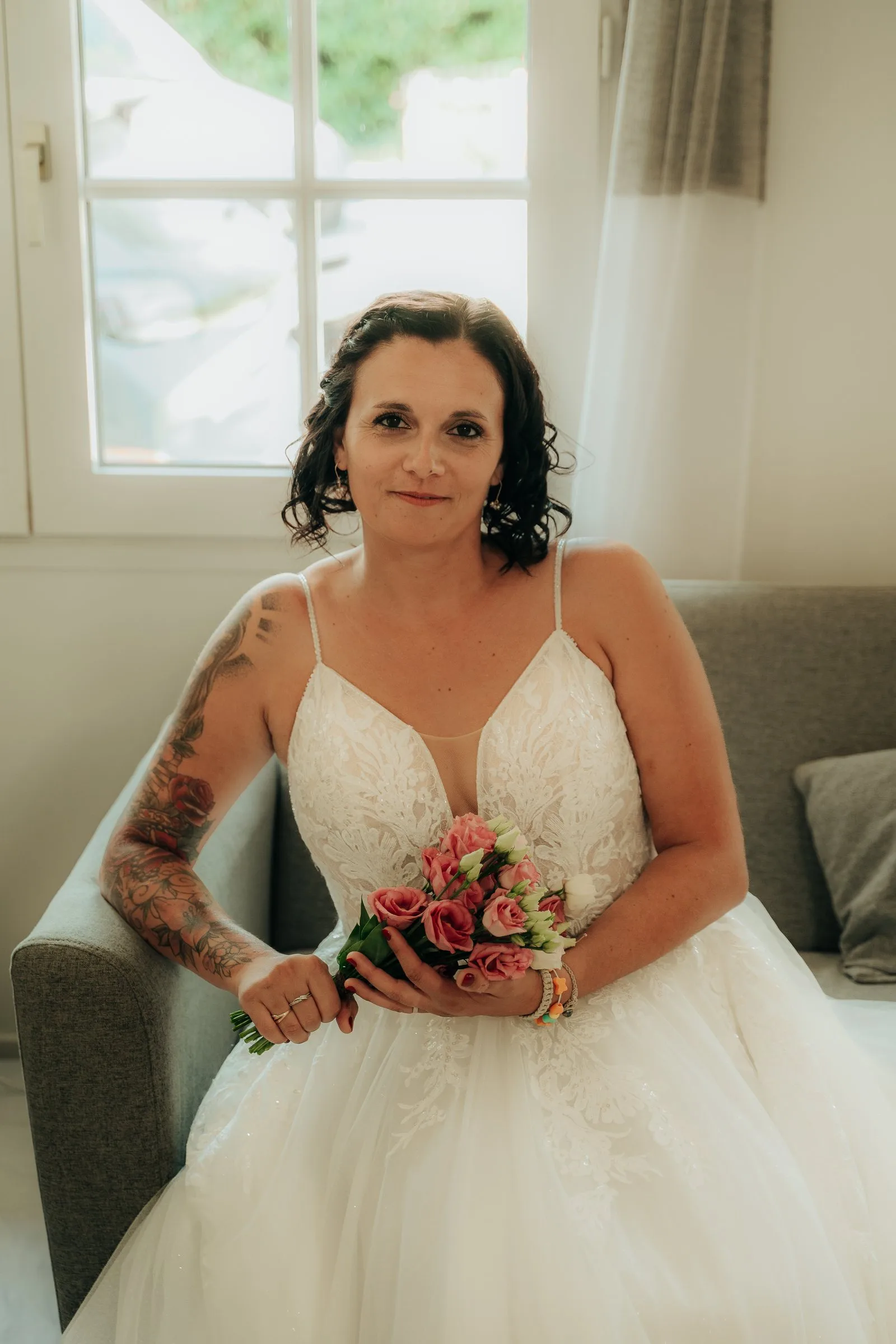 Portrait de la mariée avec son bouquet de roses