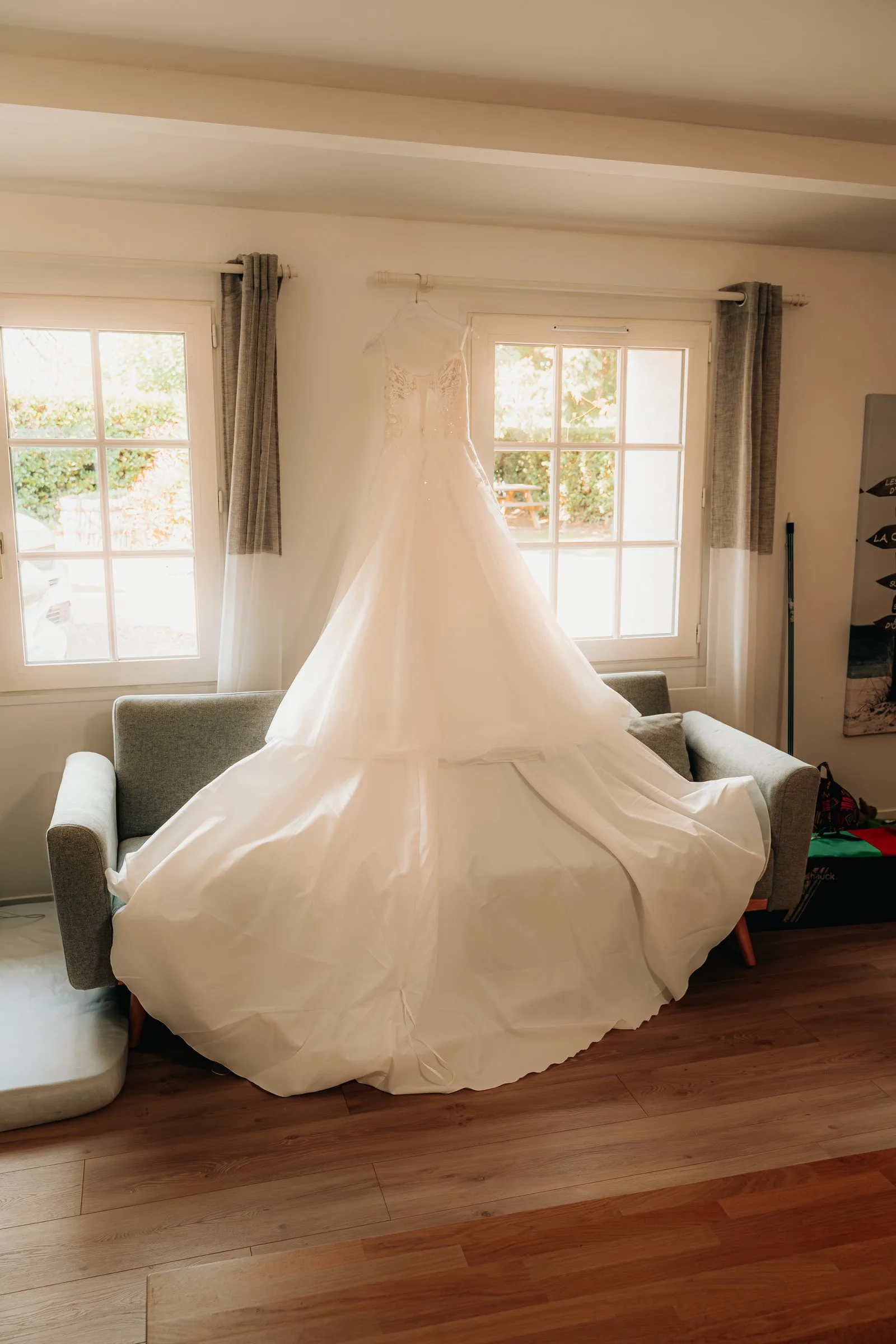 La robe de mariée étalée dans le salon