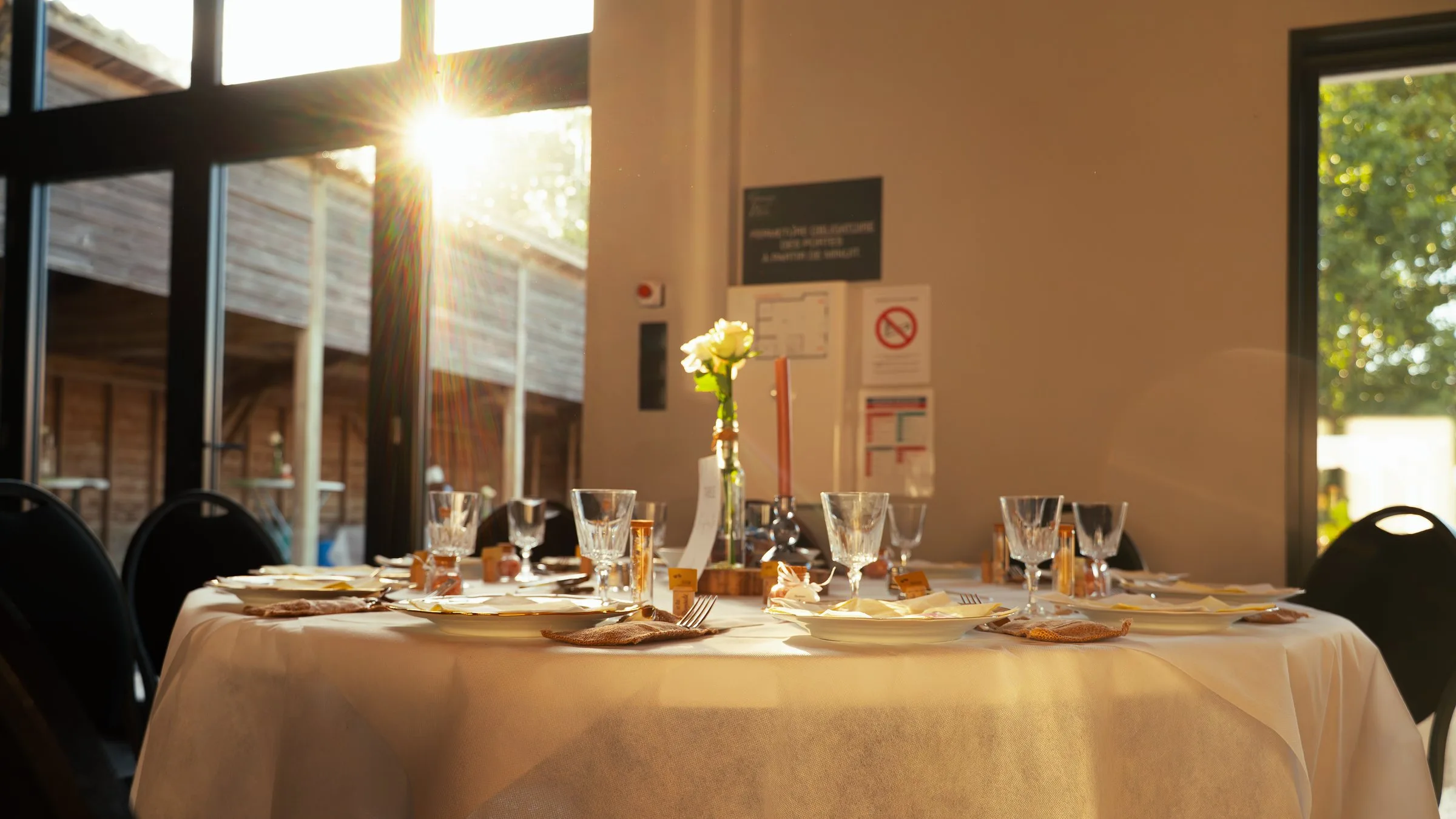 Une table dressée dans la lumière du soir