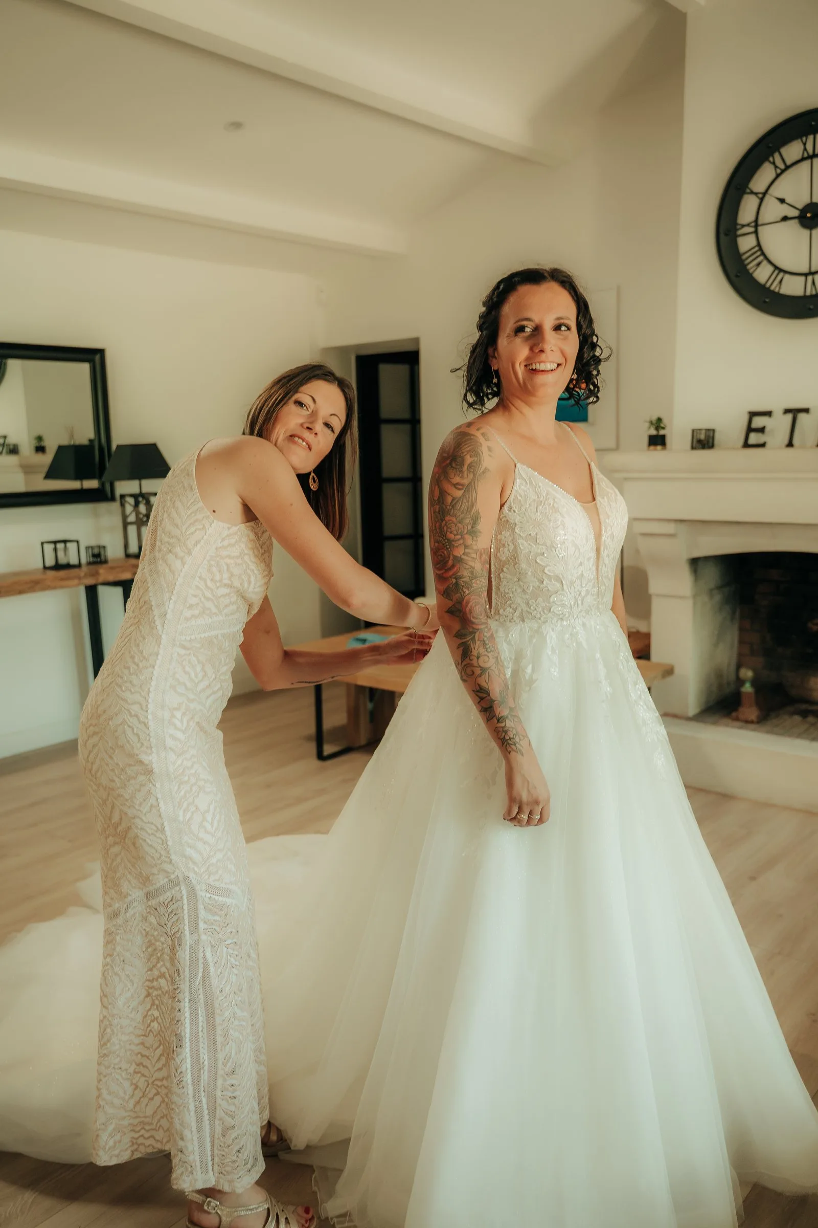 Une témoin aide la mariée à s’habiller