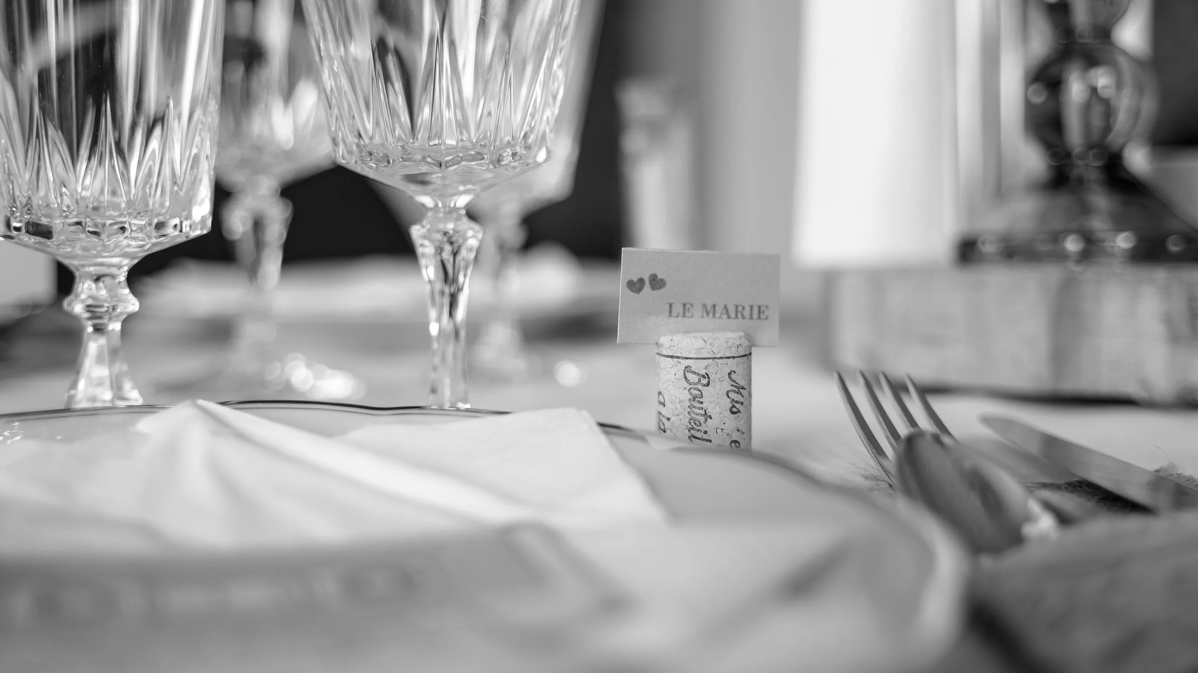 Verres en cristal sur la table du marié, en noir et blanc