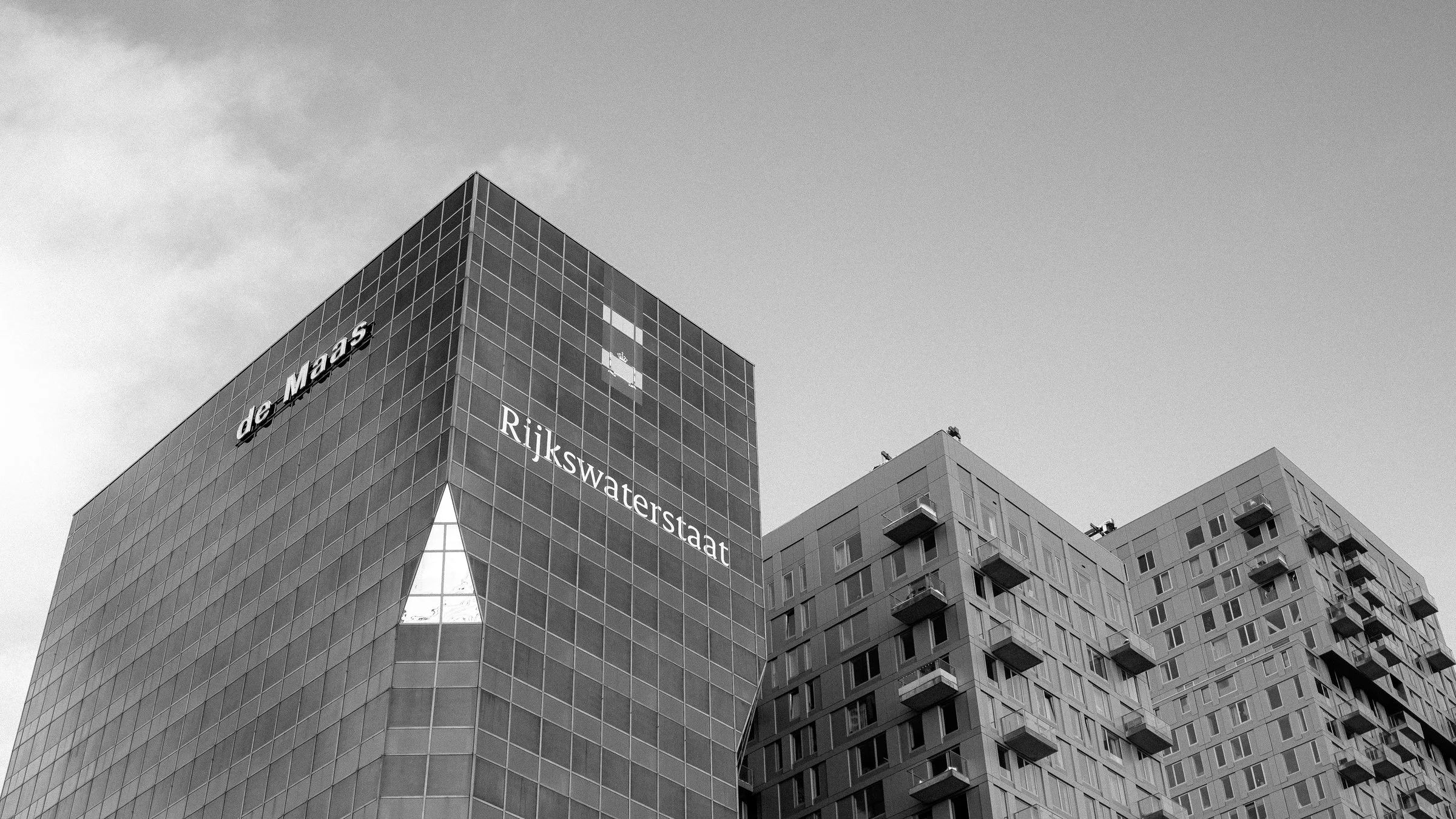 Architecture moderne à Amsterdam, en noir et blanc