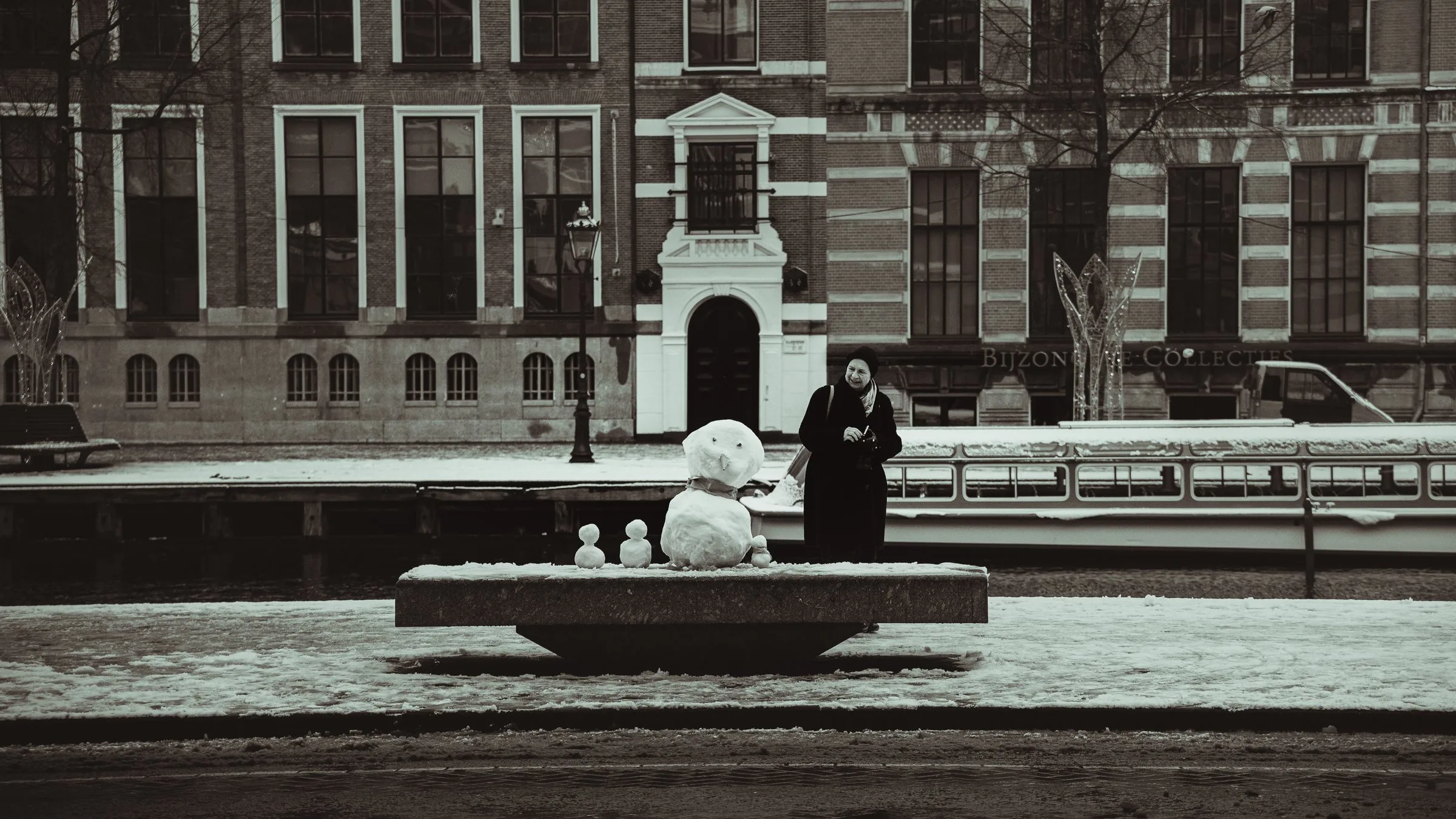Un bonhomme de neige devant une façade d’Amsterdam