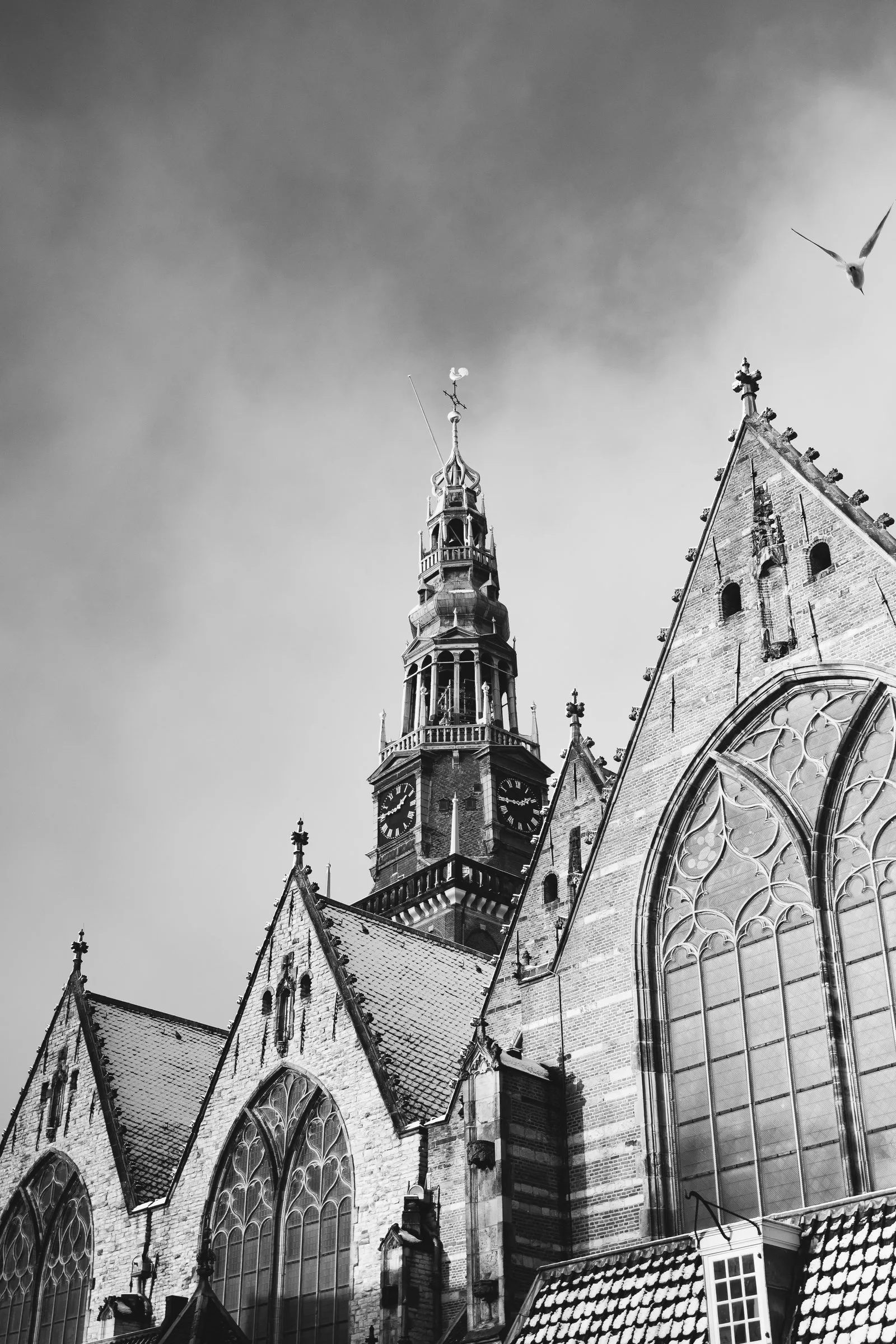 Le clocher d’une église gothique d’Amsterdam, en noir et blanc