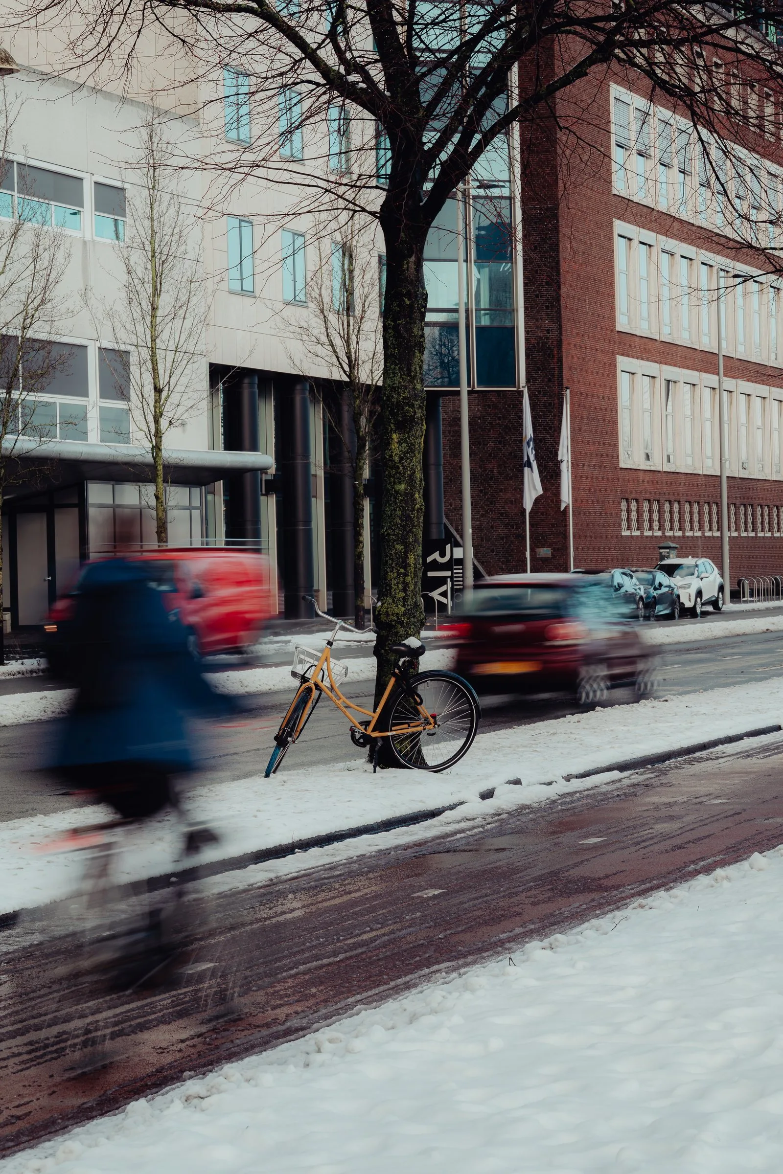 Un cycliste file sous la neige à Amsterdam