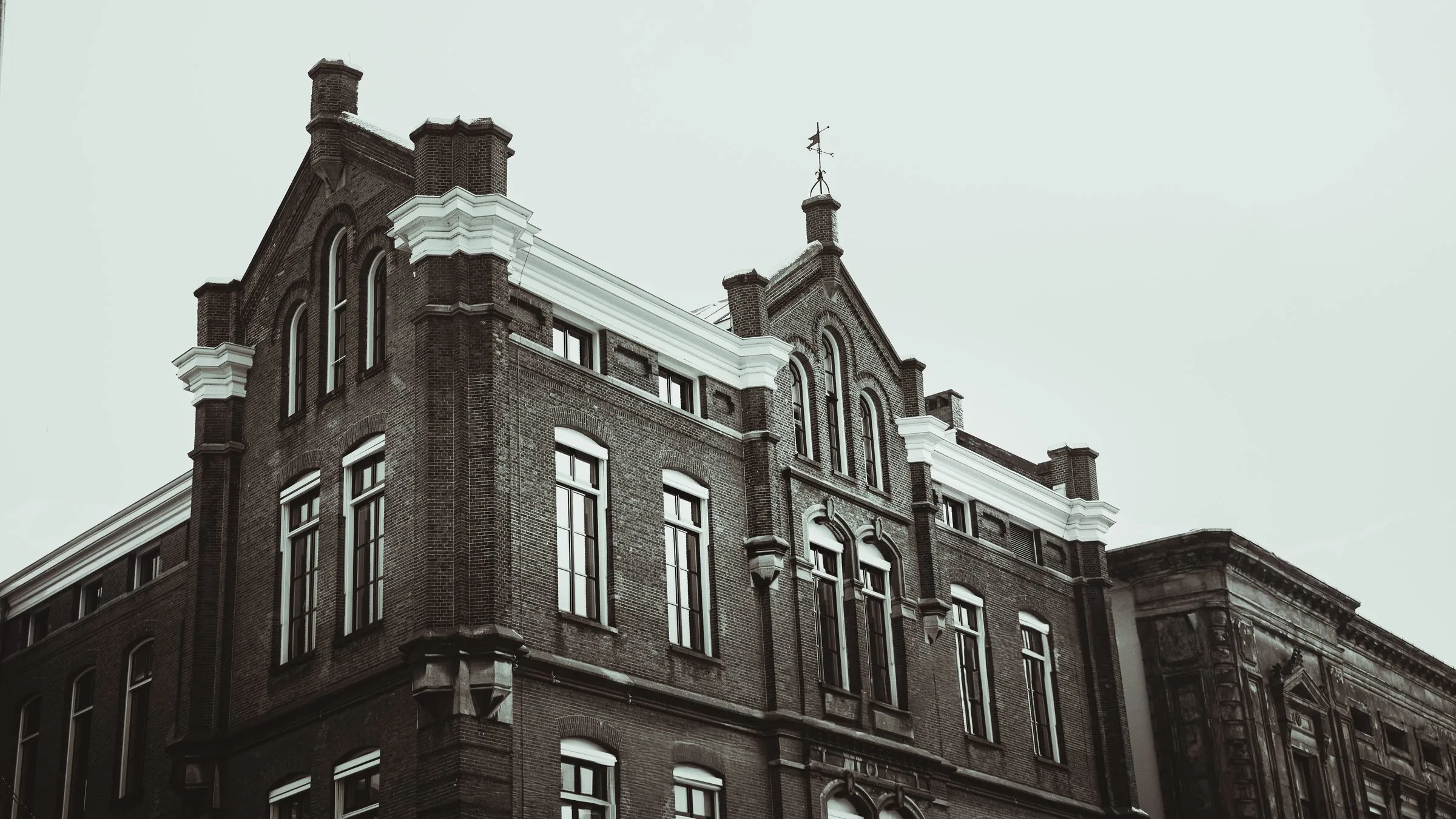 Façade de briques et pignons à Amsterdam