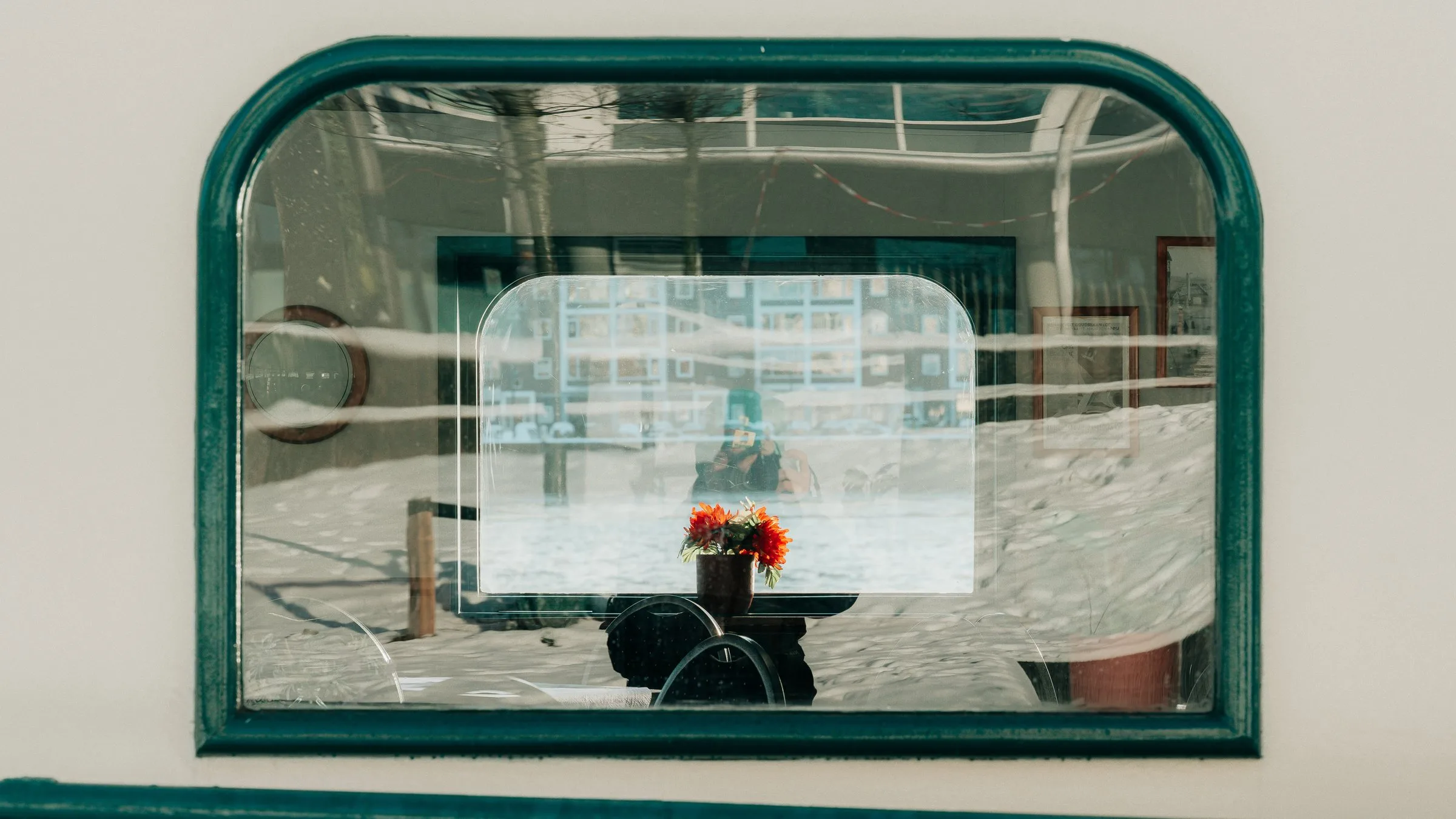 Un reflet dans une vitre à Amsterdam