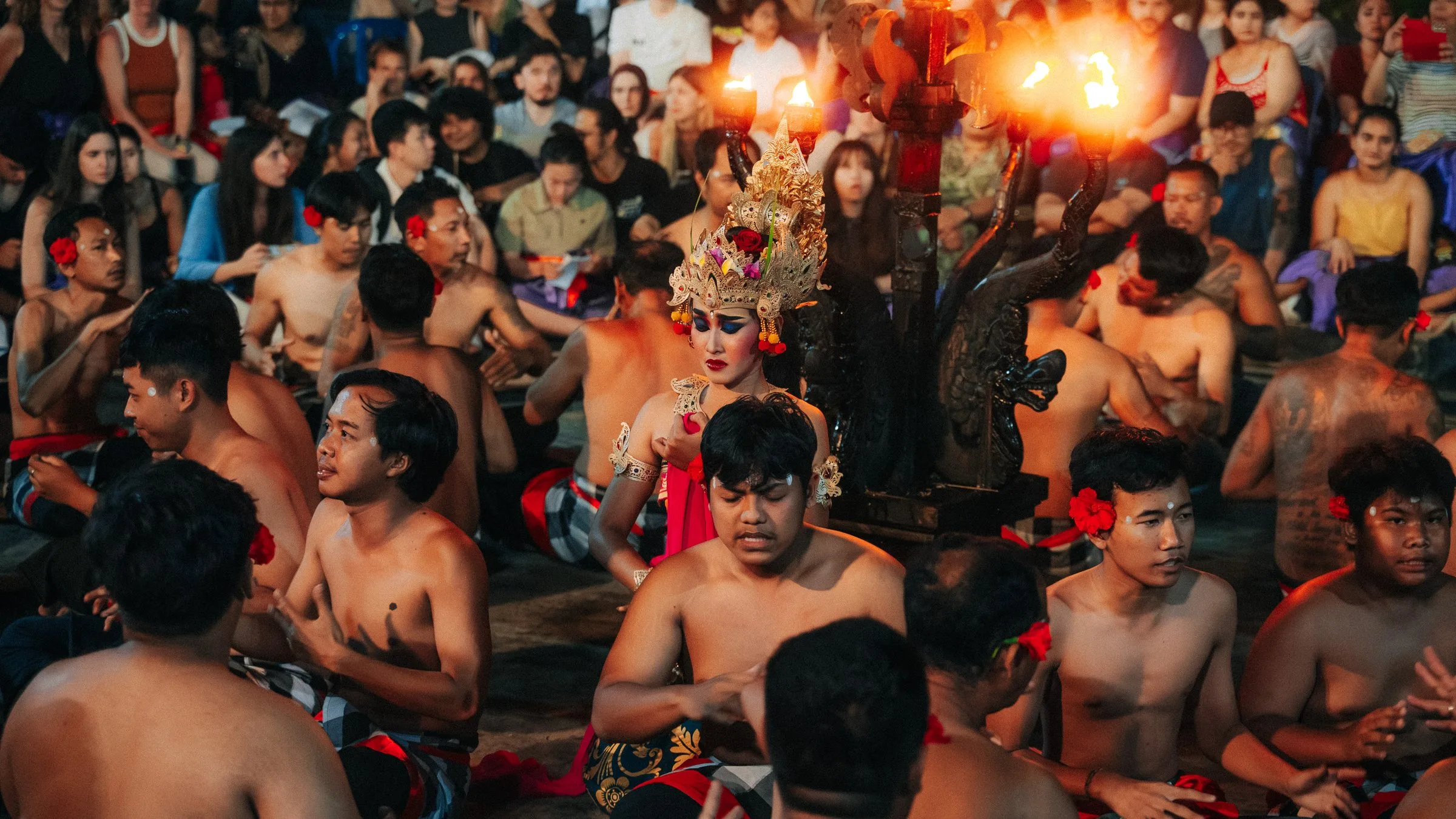 Les chanteurs de la danse kecak à la lueur des torches