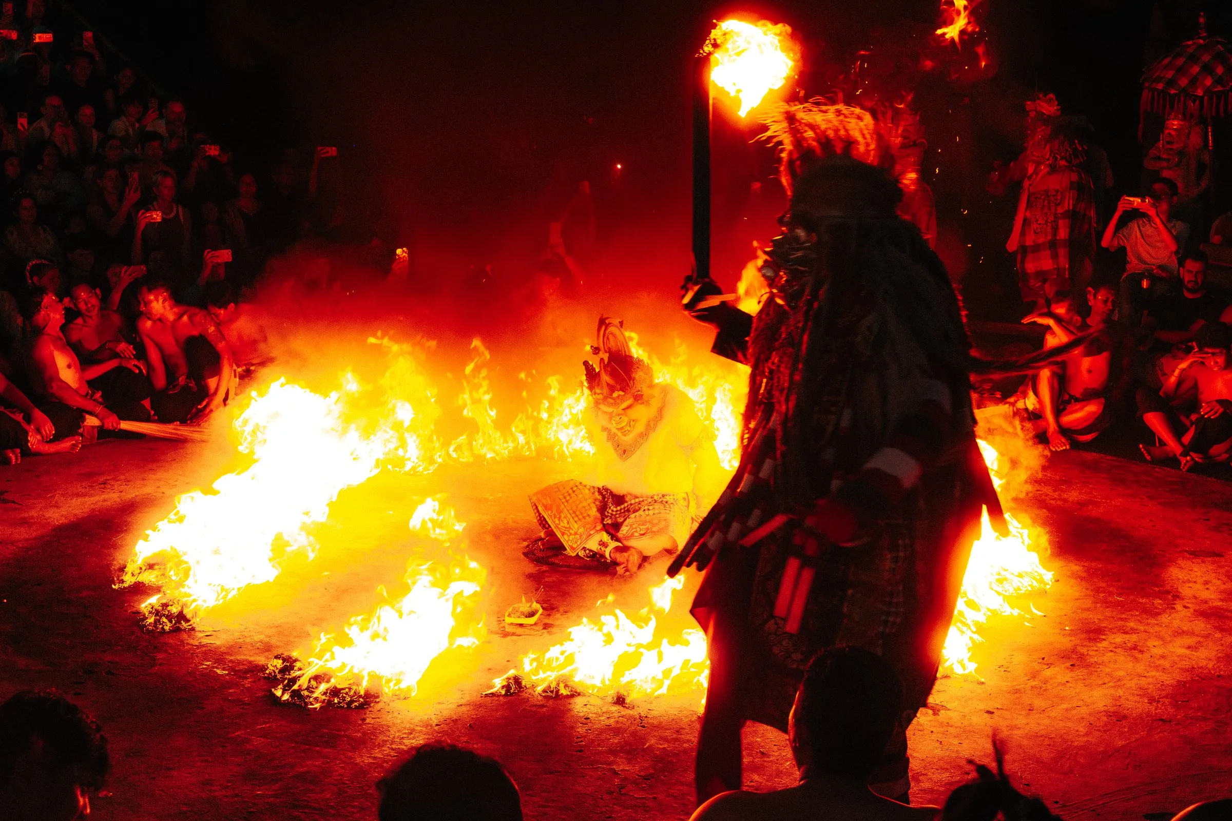 La danse du feu pendant le spectacle de kecak