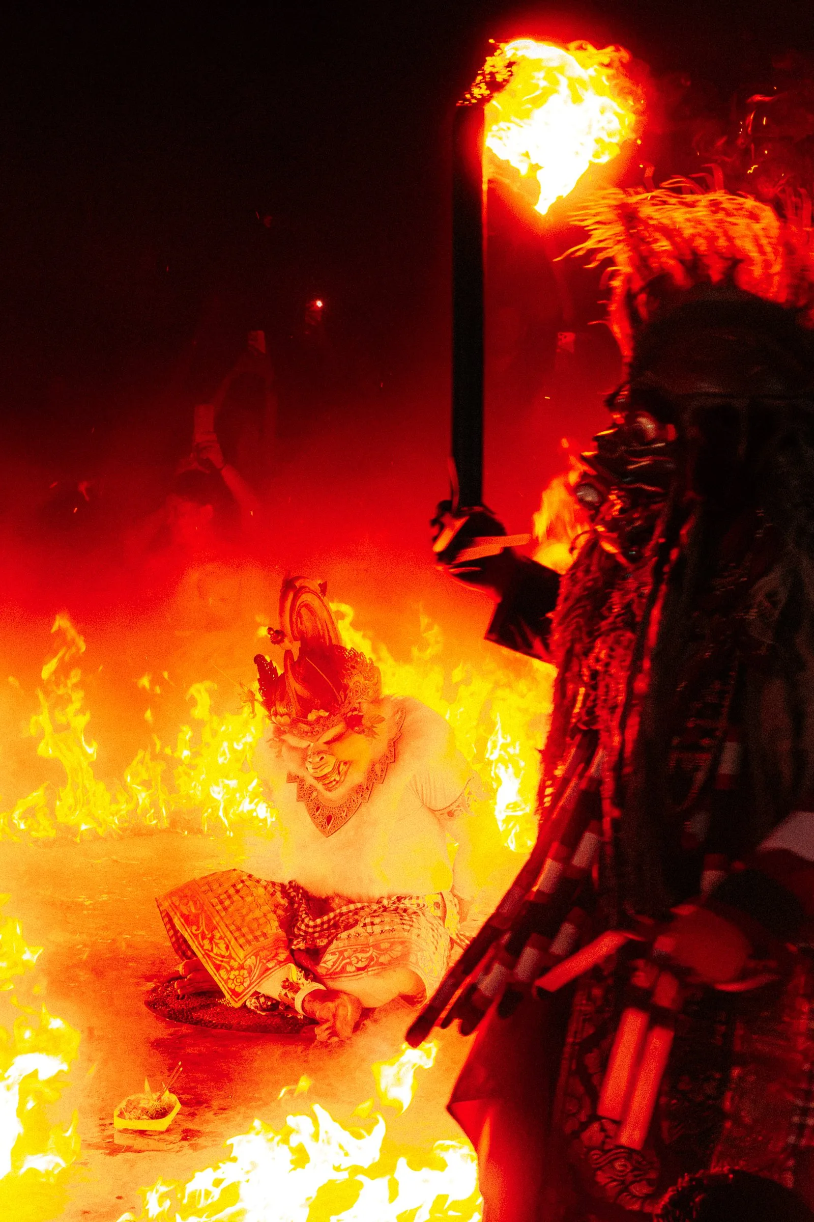 Un danseur masqué au milieu des flammes
