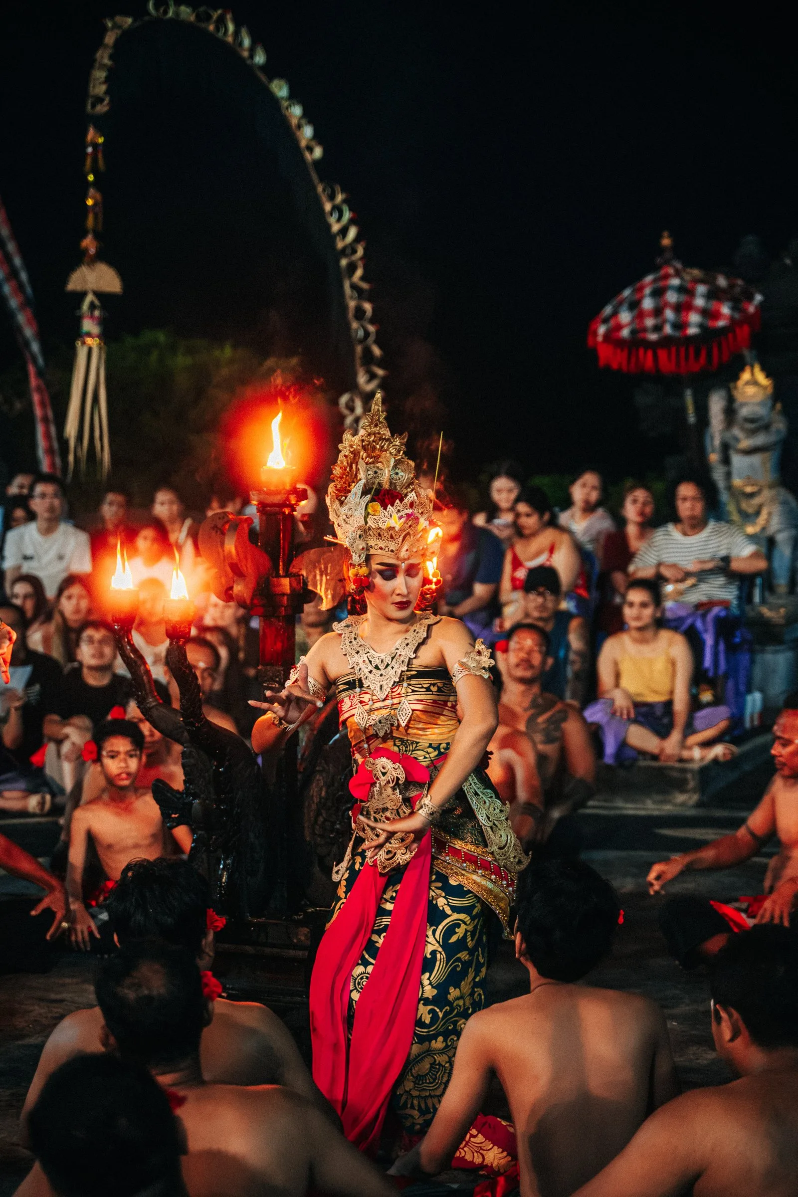Une danseuse balinaise au milieu des chanteurs du kecak