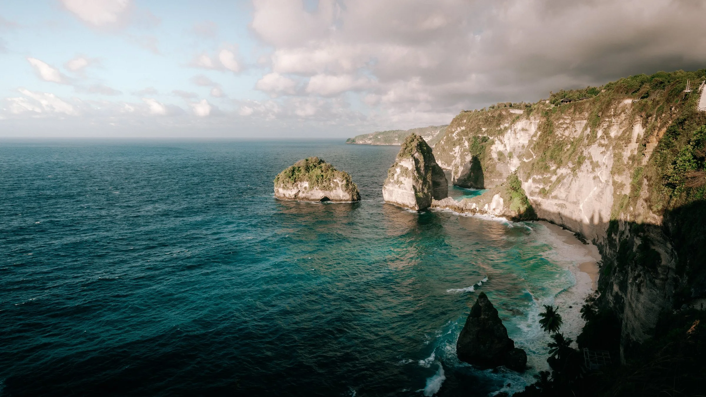 Falaises et arches rocheuses au-dessus de l’océan