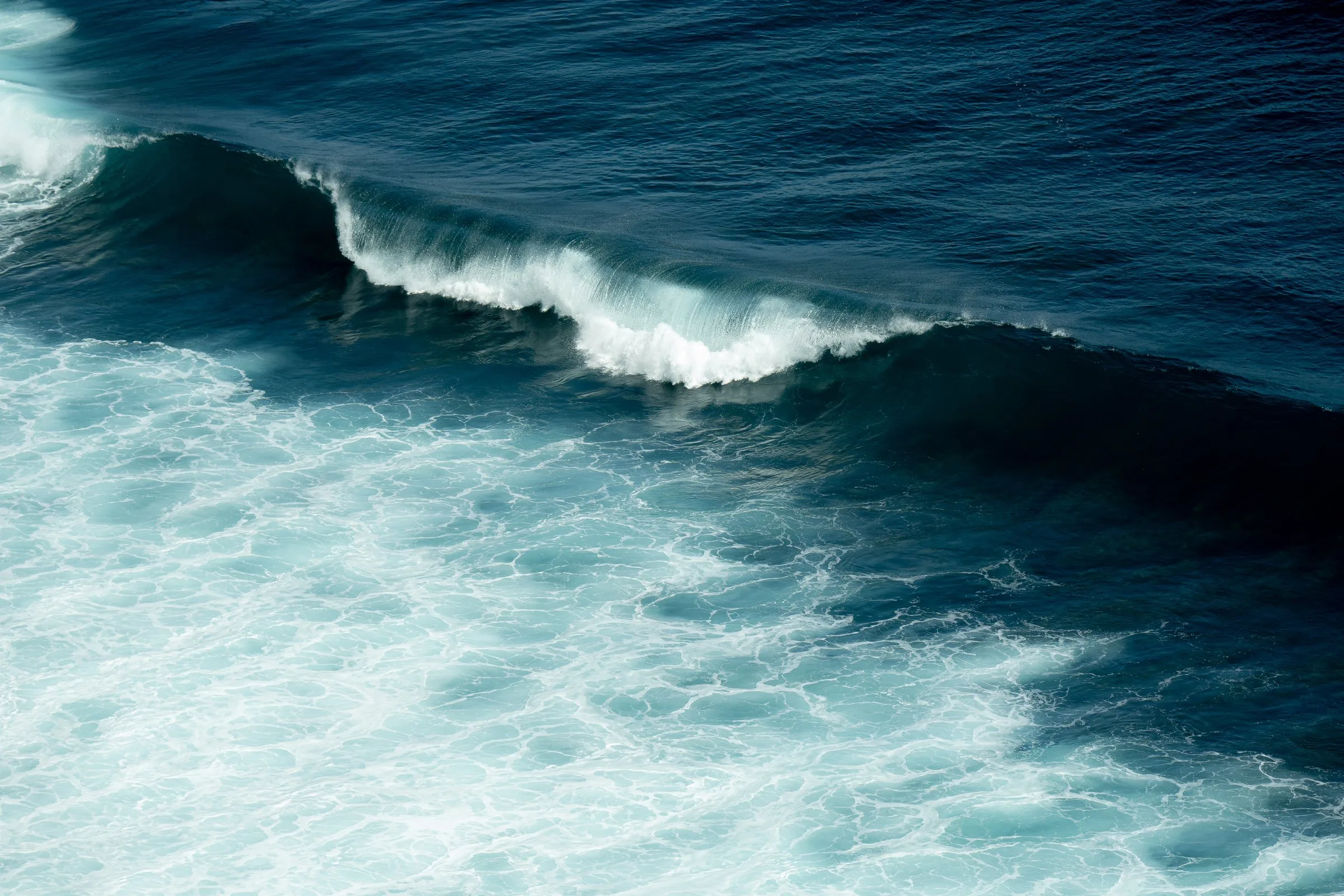 Une vague d’un bleu profond qui déferle