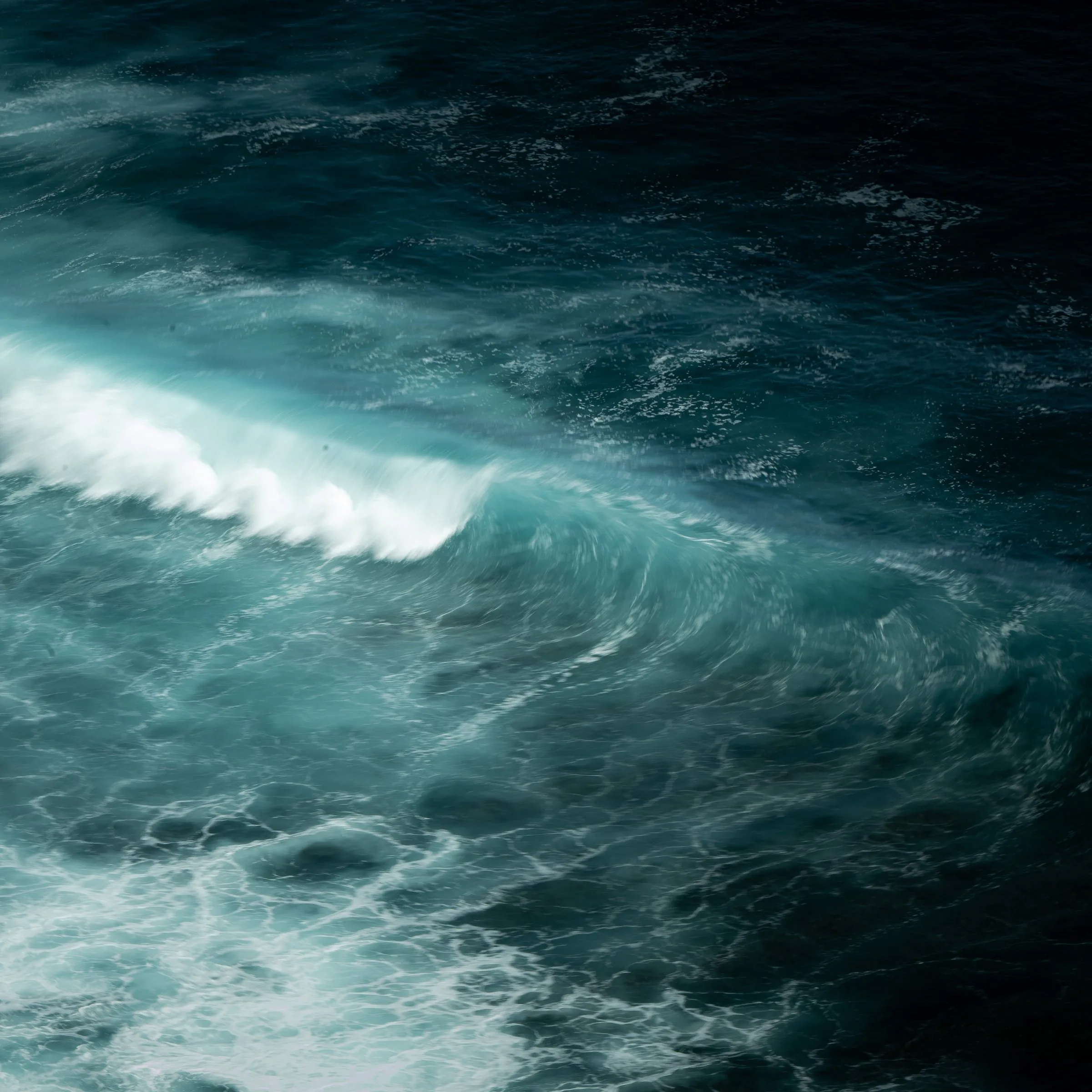 Des vagues puissantes vues d’une falaise
