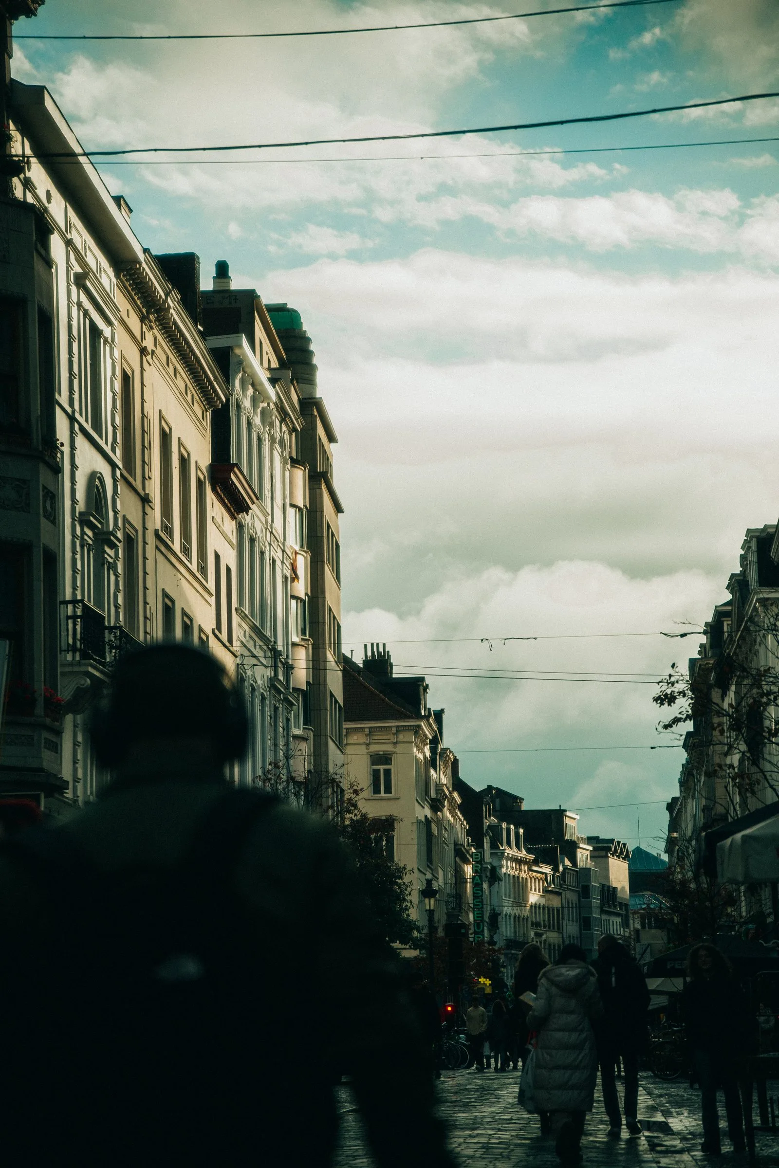 Une rue de Bruxelles sous un ciel nuageux