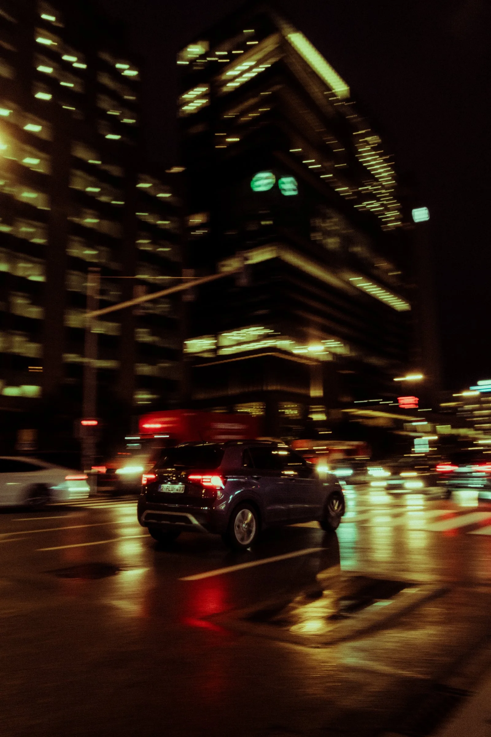 Voitures et lumières de la ville, la nuit