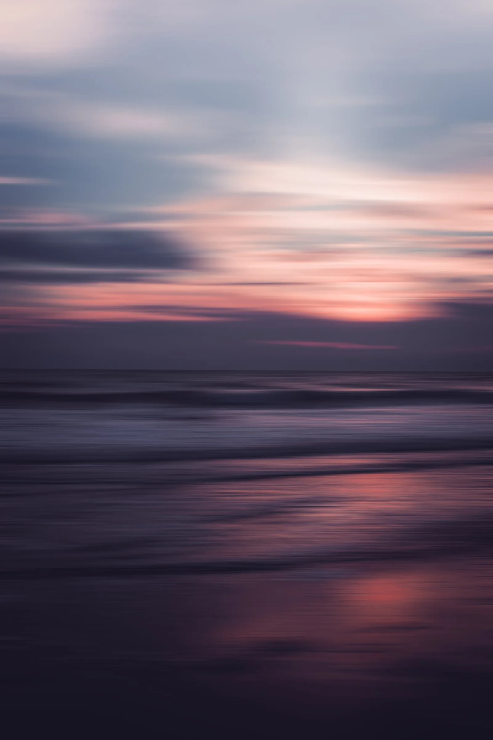 Couleurs roses et violettes sur l’océan au crépuscule
