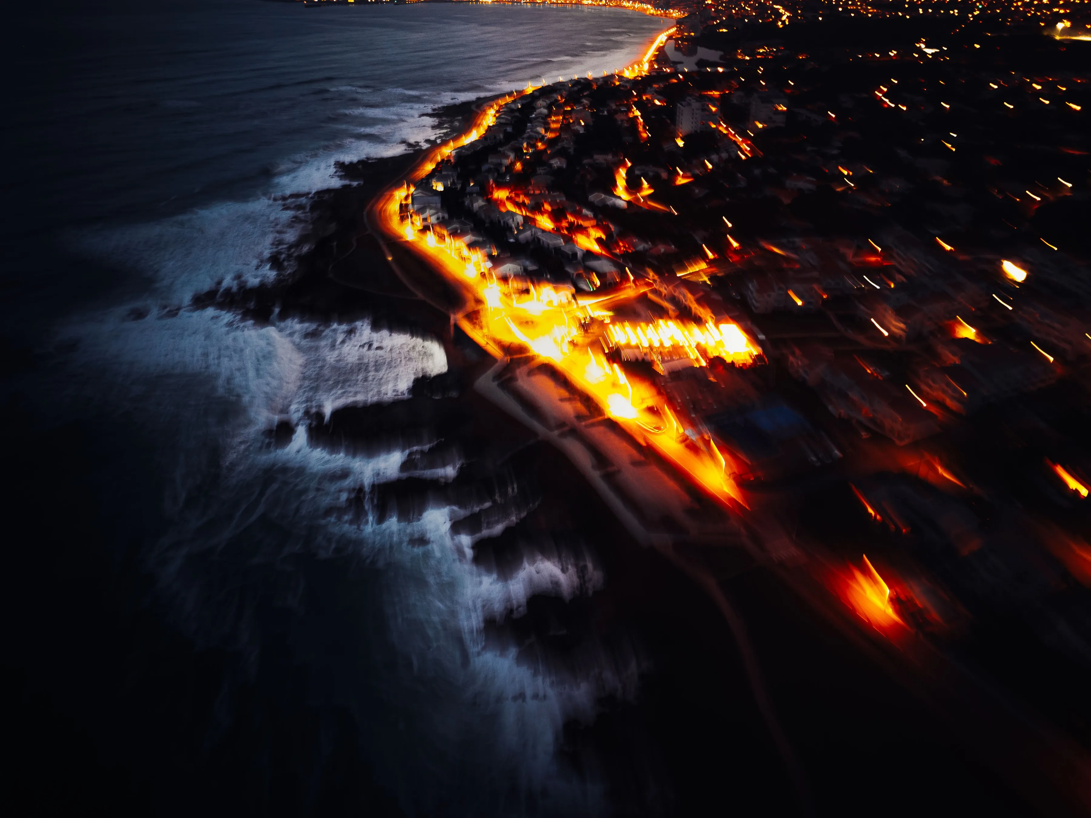 Vue aérienne de la côte des Sables-d’Olonne illuminée la nuit
