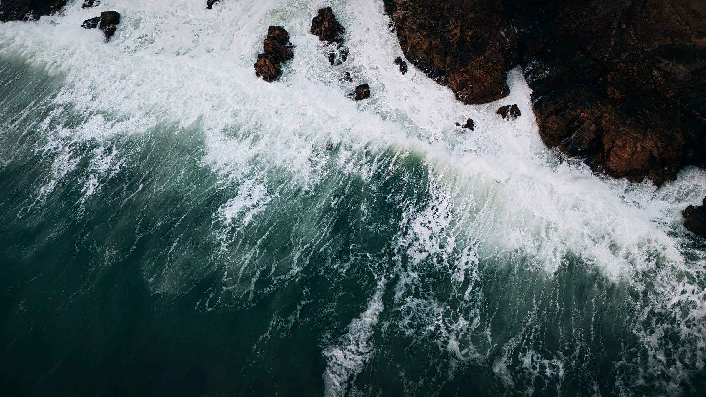 Vue aérienne des vagues qui se brisent sur la côte rocheuse