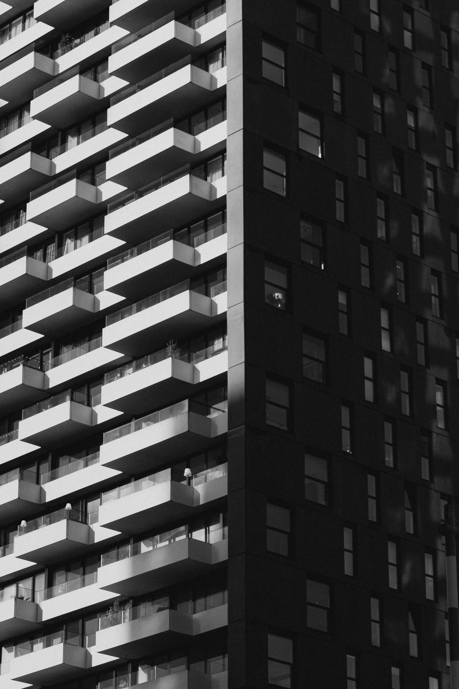 Les balcons d’une tour de Rotterdam, en noir et blanc
