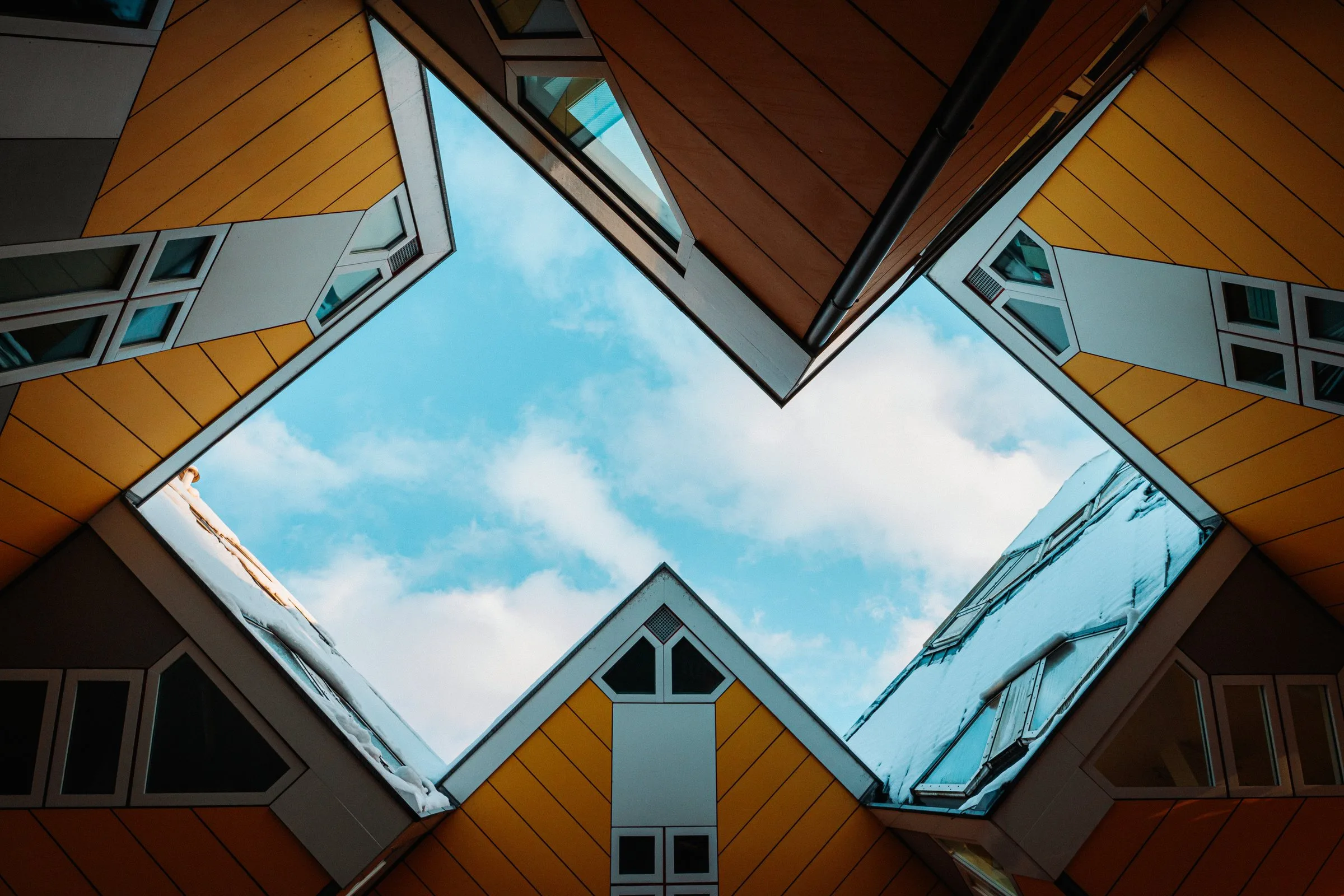 Le ciel encadré par les maisons cubes de Rotterdam