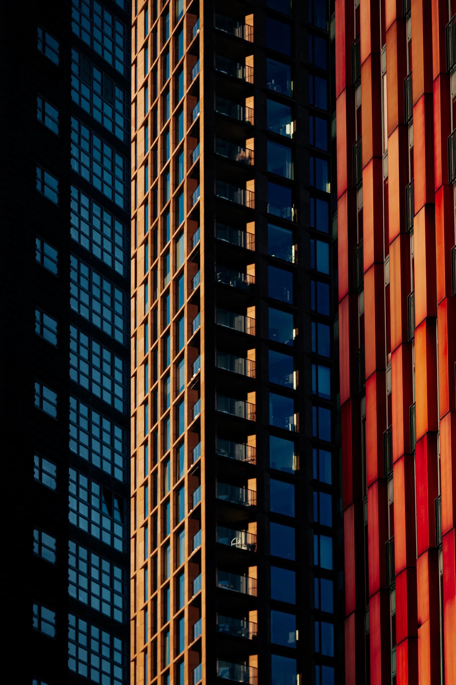 Une façade rayée de rouge et d’orange à Rotterdam