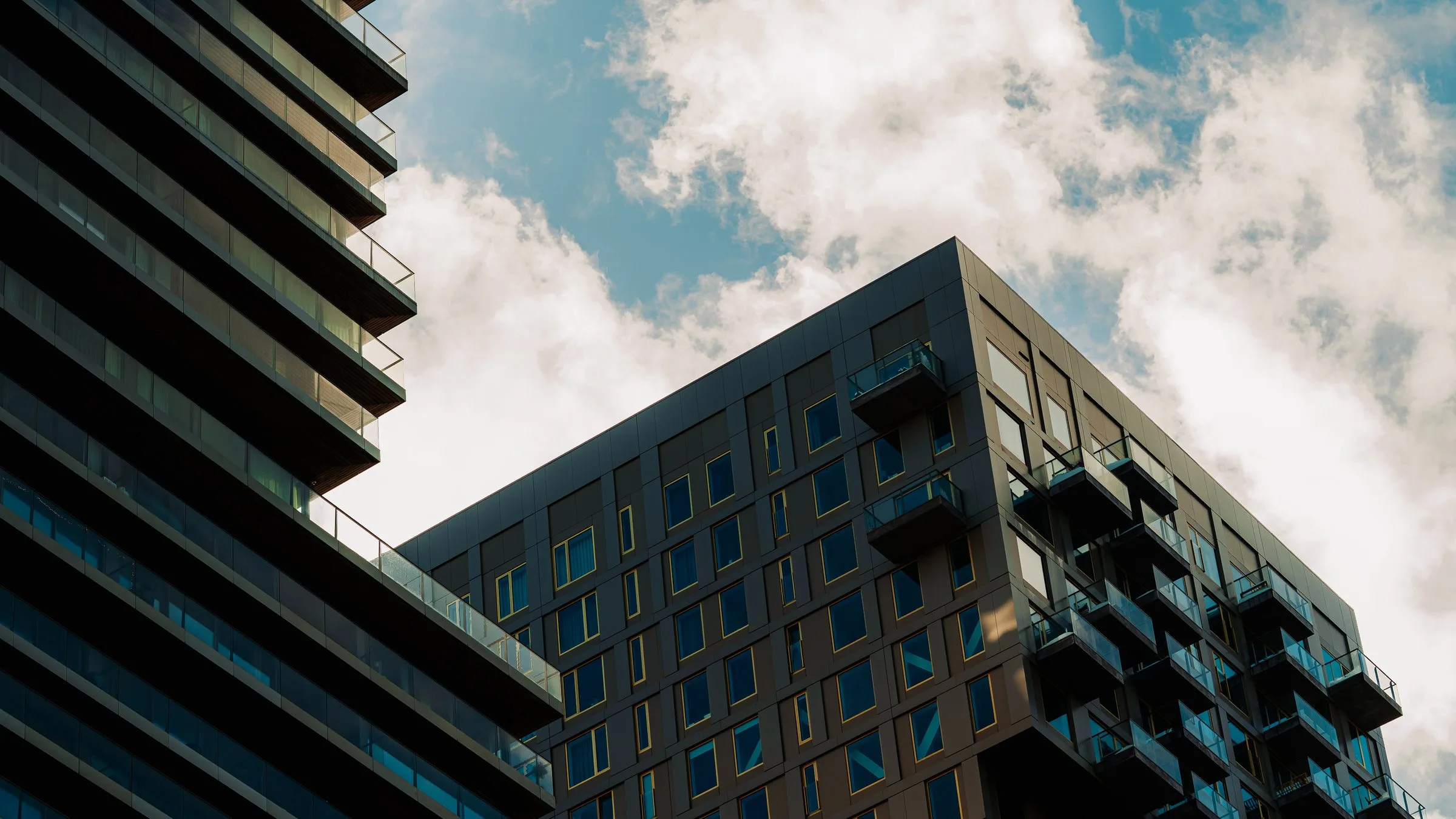 Immeubles modernes sous les nuages à Rotterdam