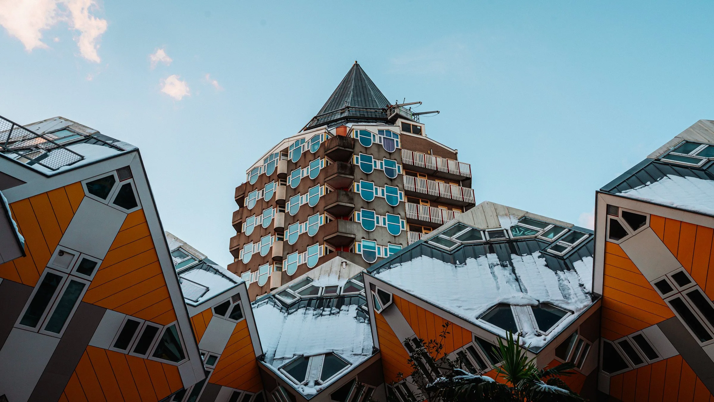 Les maisons cubes de Rotterdam sous le ciel bleu