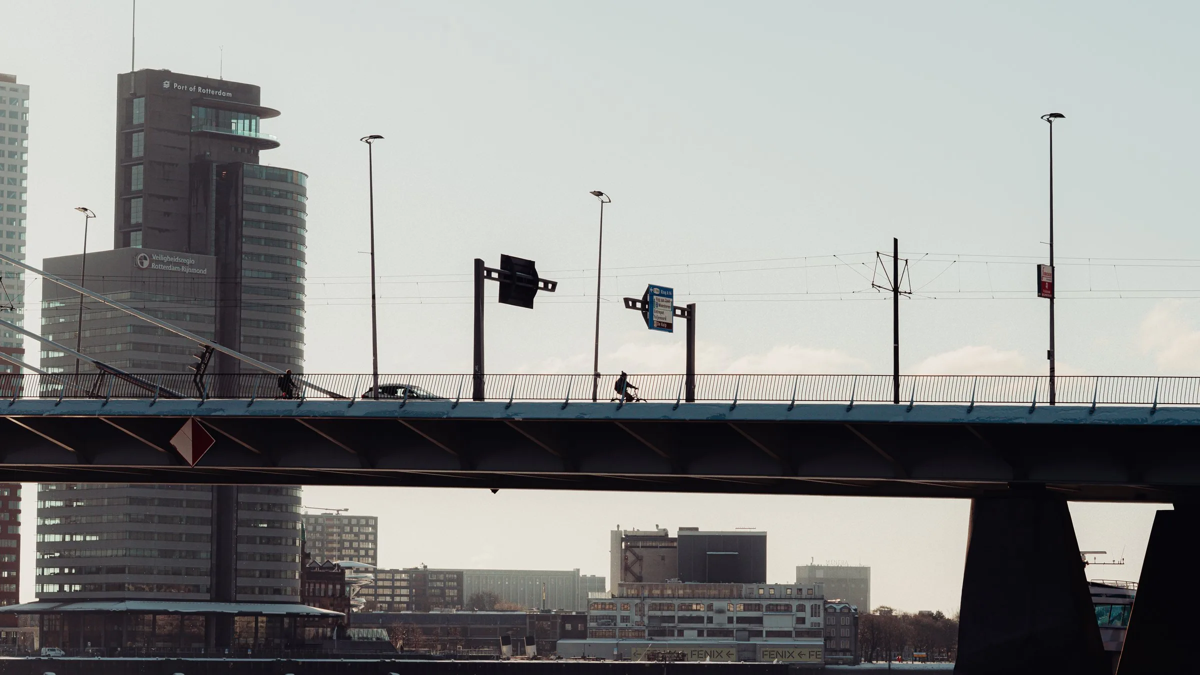 Un pont et la ligne des tours de Rotterdam