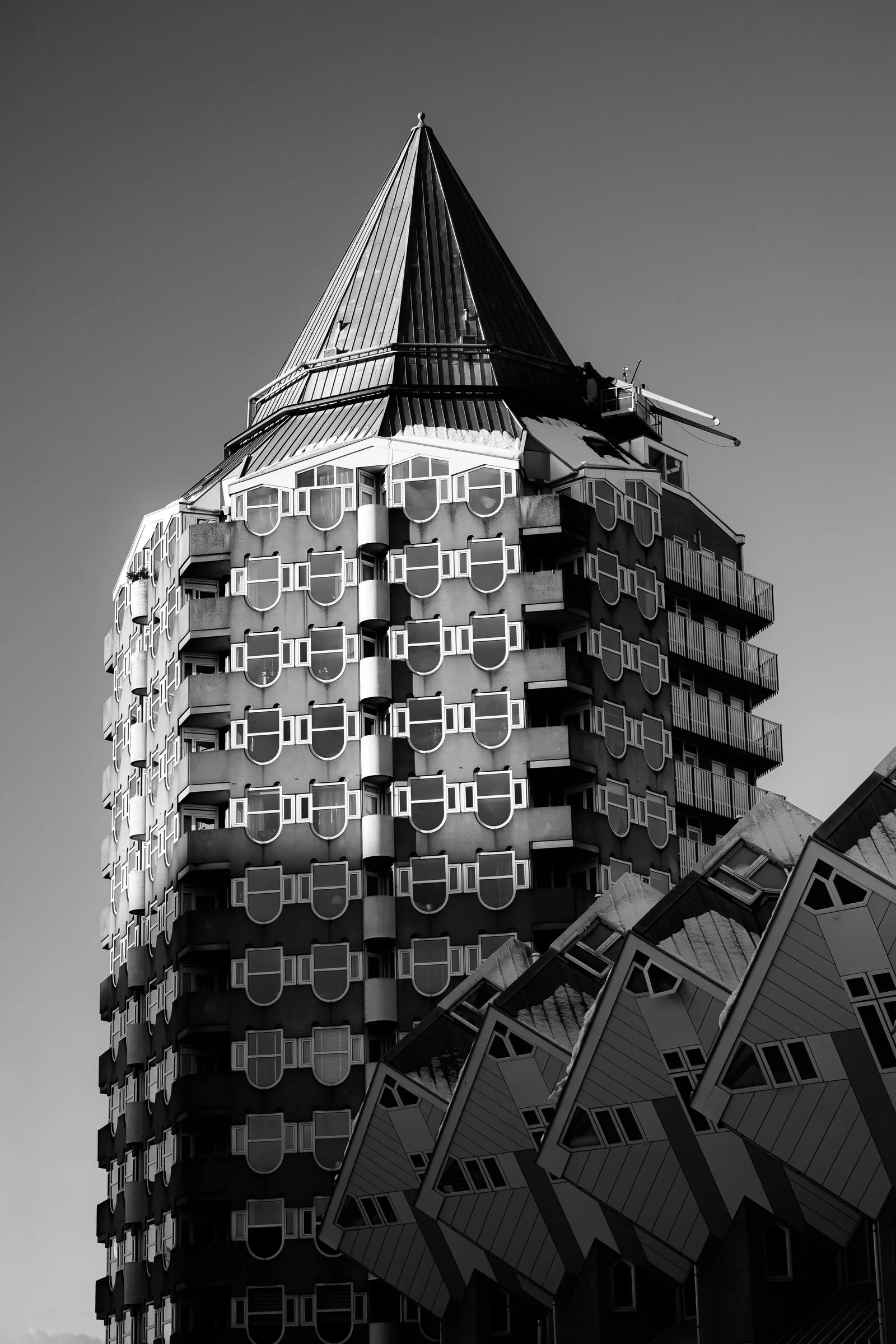La tour « le Crayon » au-dessus des maisons cubes, en noir et blanc
