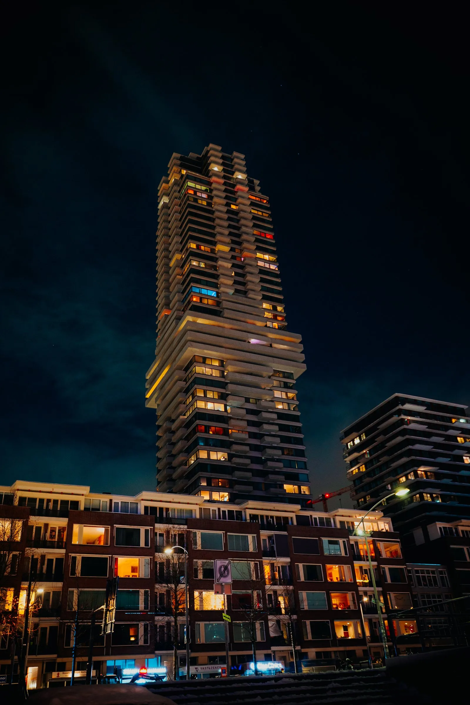Une tour illuminée la nuit à Rotterdam