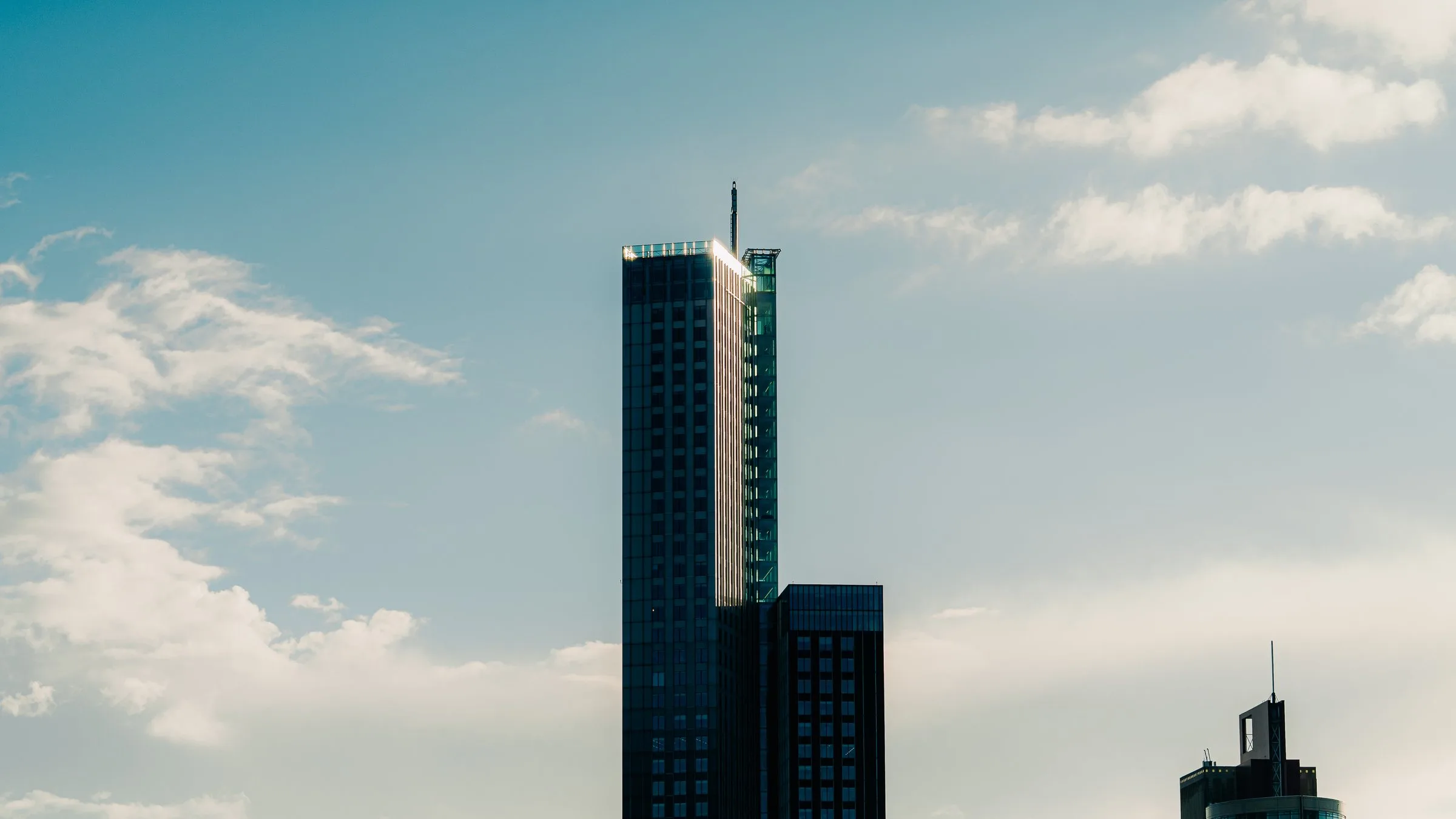 Une tour isolée sous les nuages