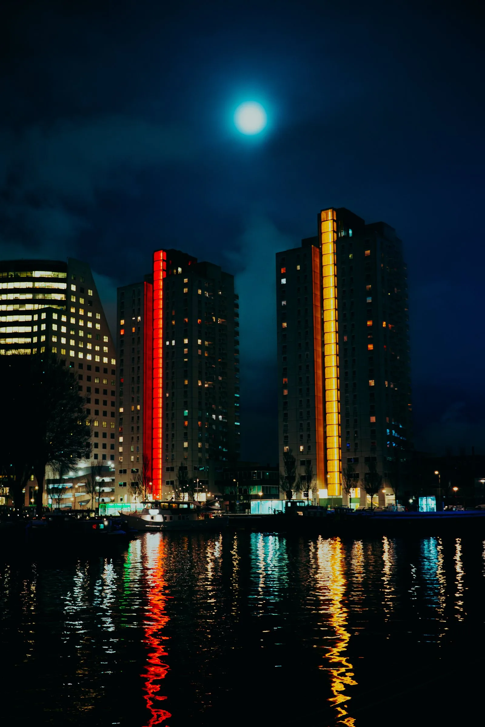 Tours illuminées et pleine lune sur la Meuse, à Rotterdam