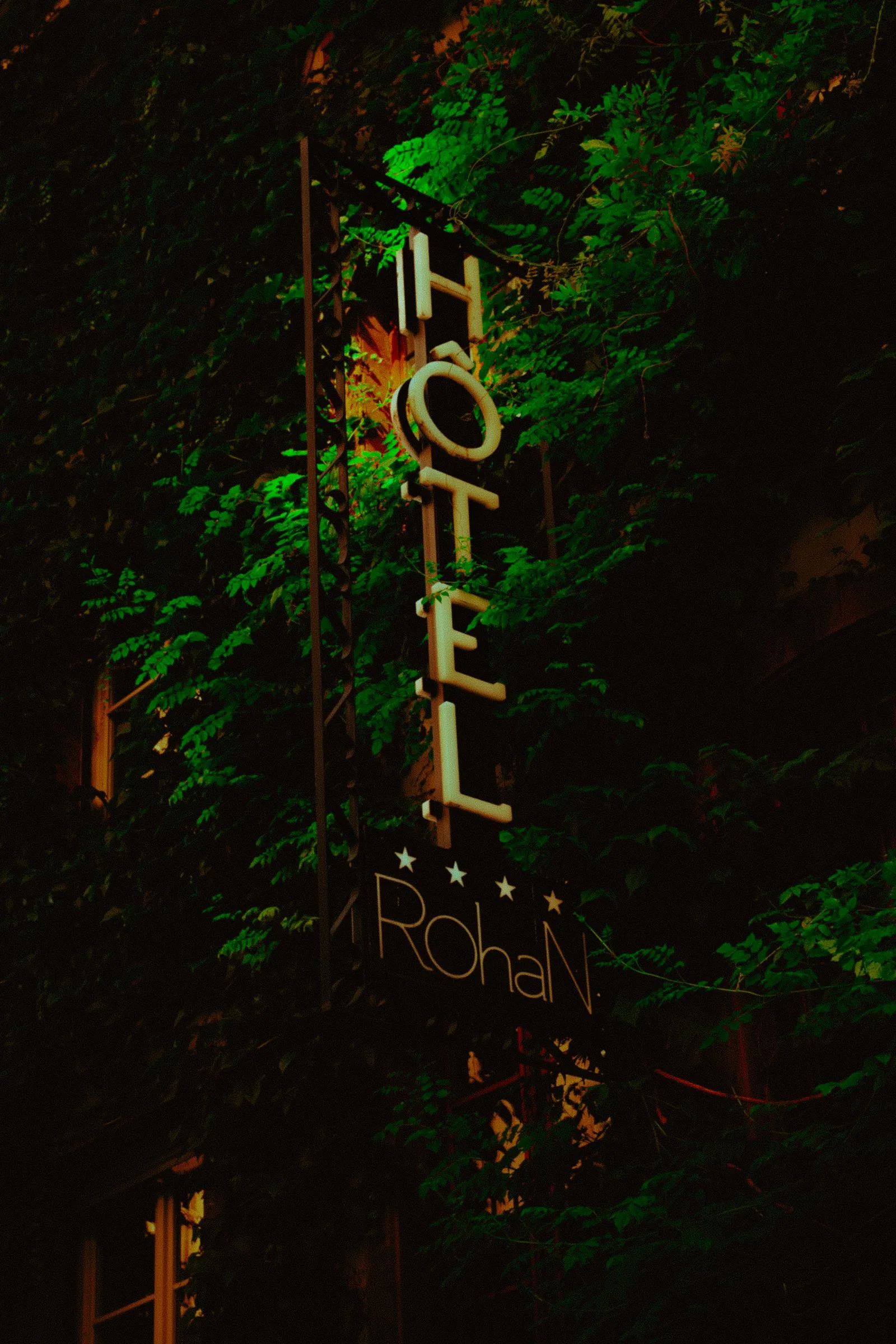 L’enseigne de l’hôtel Rohan dans la verdure