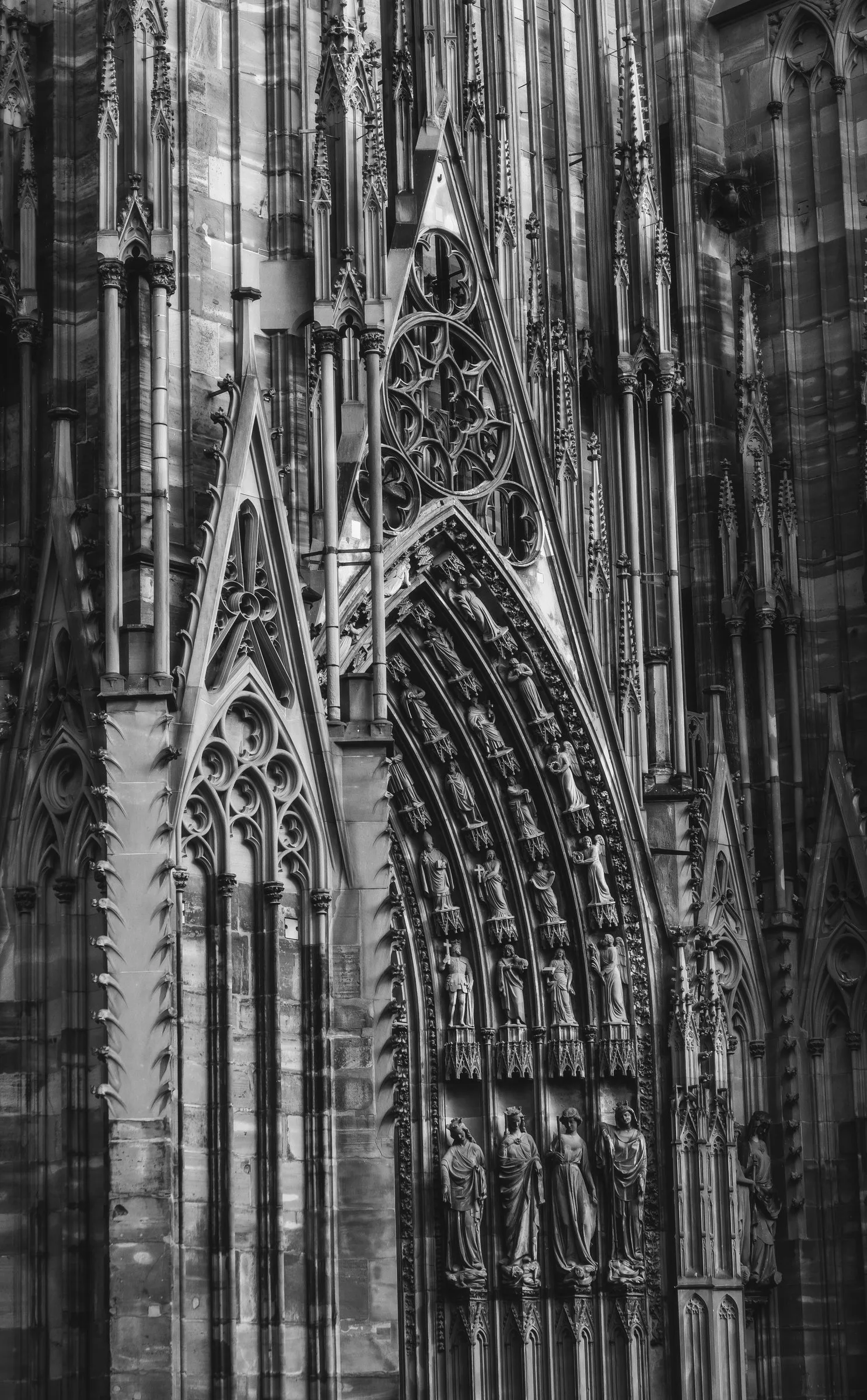 La façade gothique de la cathédrale de Strasbourg, en noir et blanc