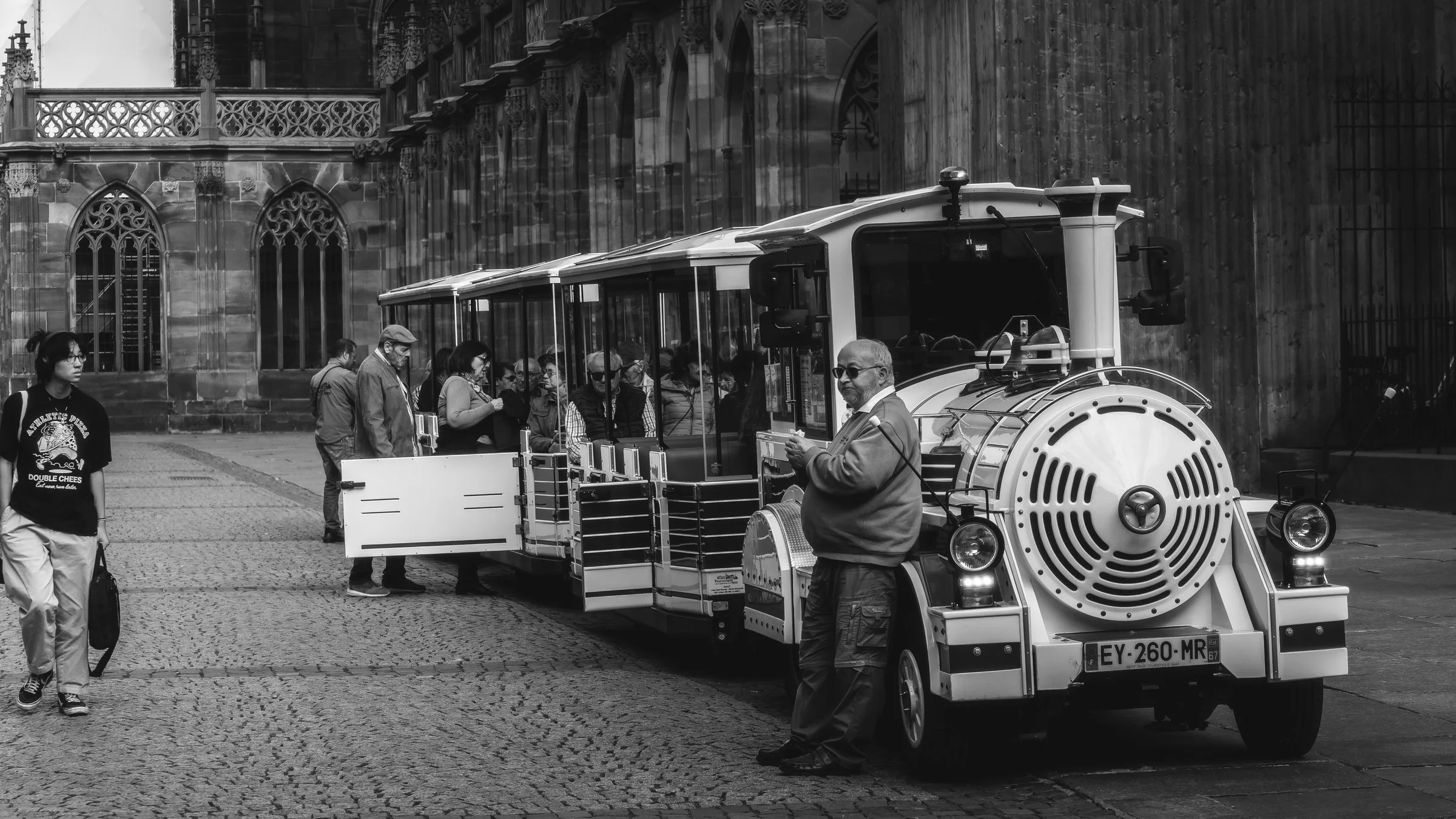Le petit train au pied de la cathédrale, en noir et blanc