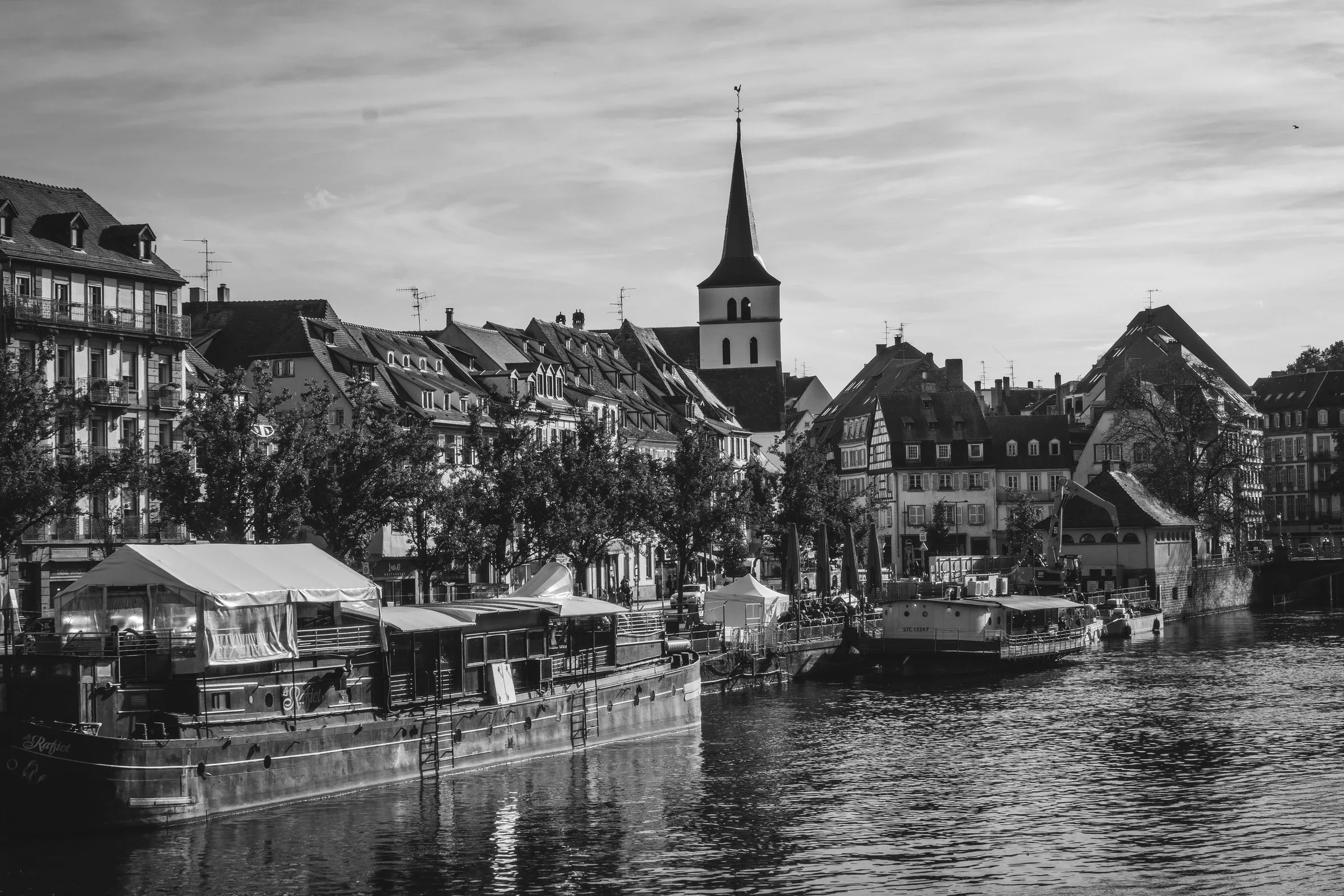Les quais de l’Ill à Strasbourg, en noir et blanc
