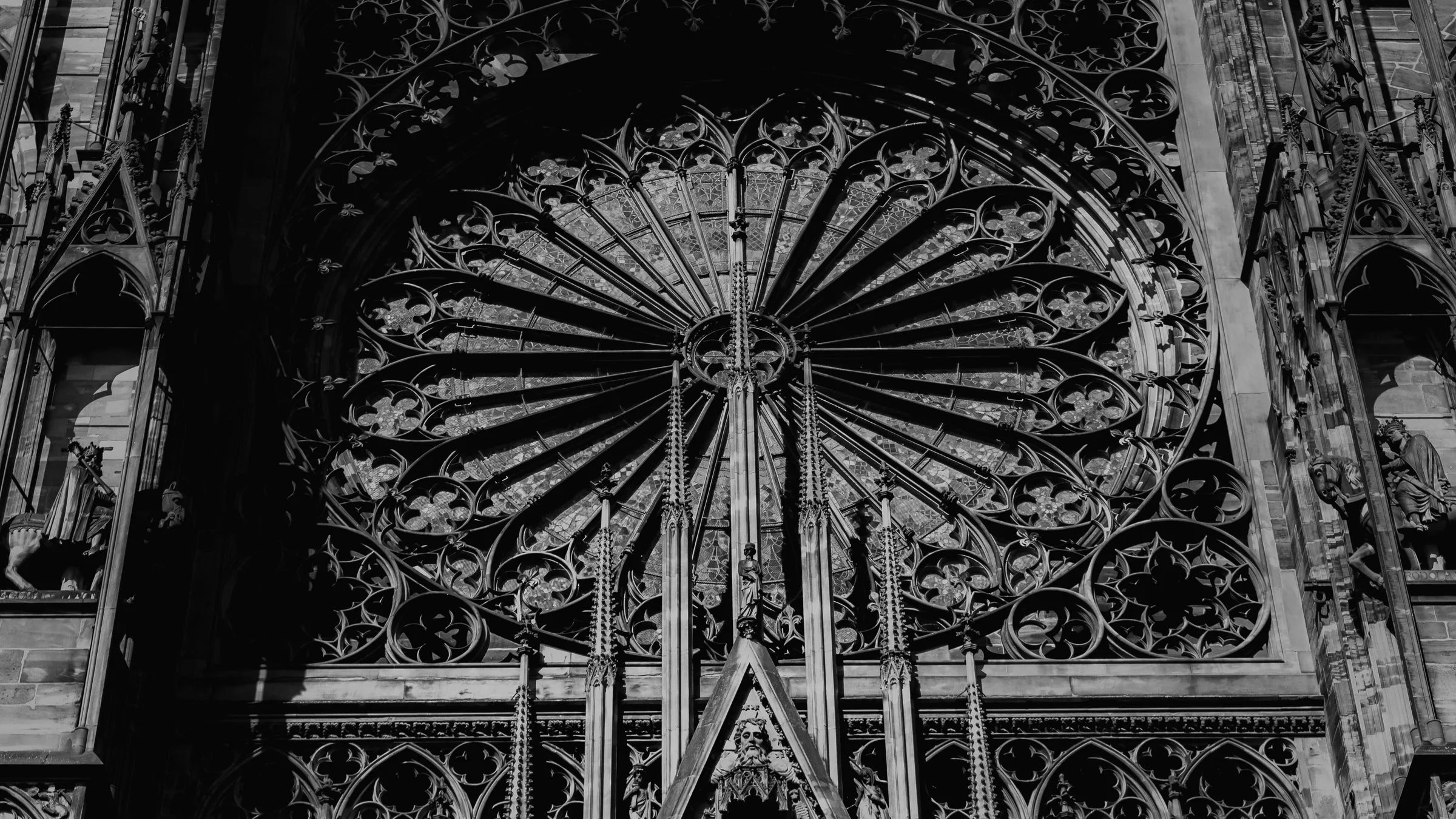 La rosace de la cathédrale de Strasbourg, en noir et blanc