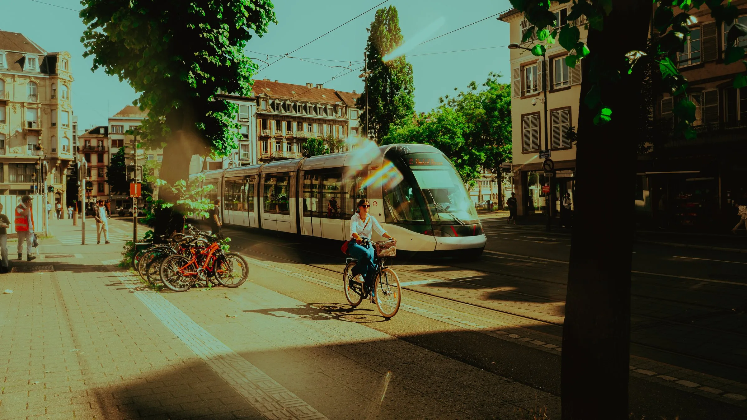 Le tram et les cyclistes au soleil, à Strasbourg