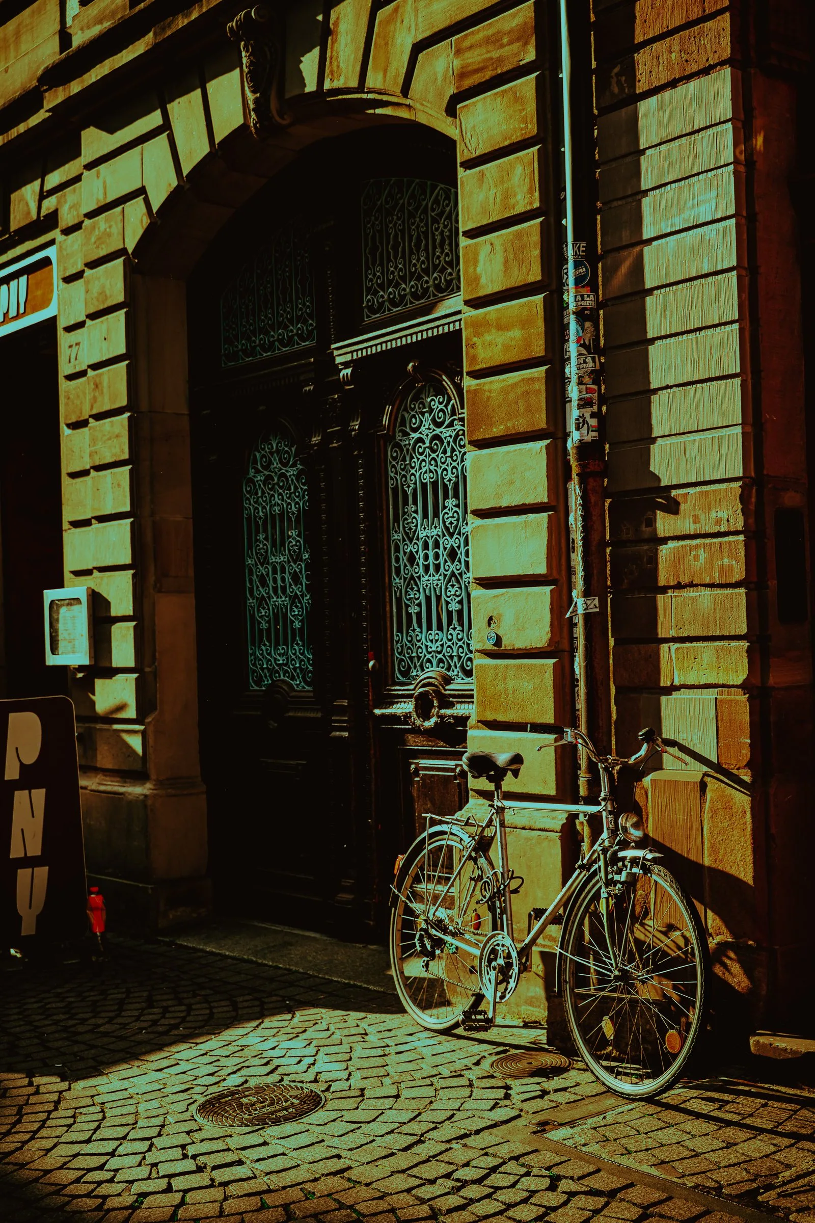 Un vélo contre une façade de Strasbourg