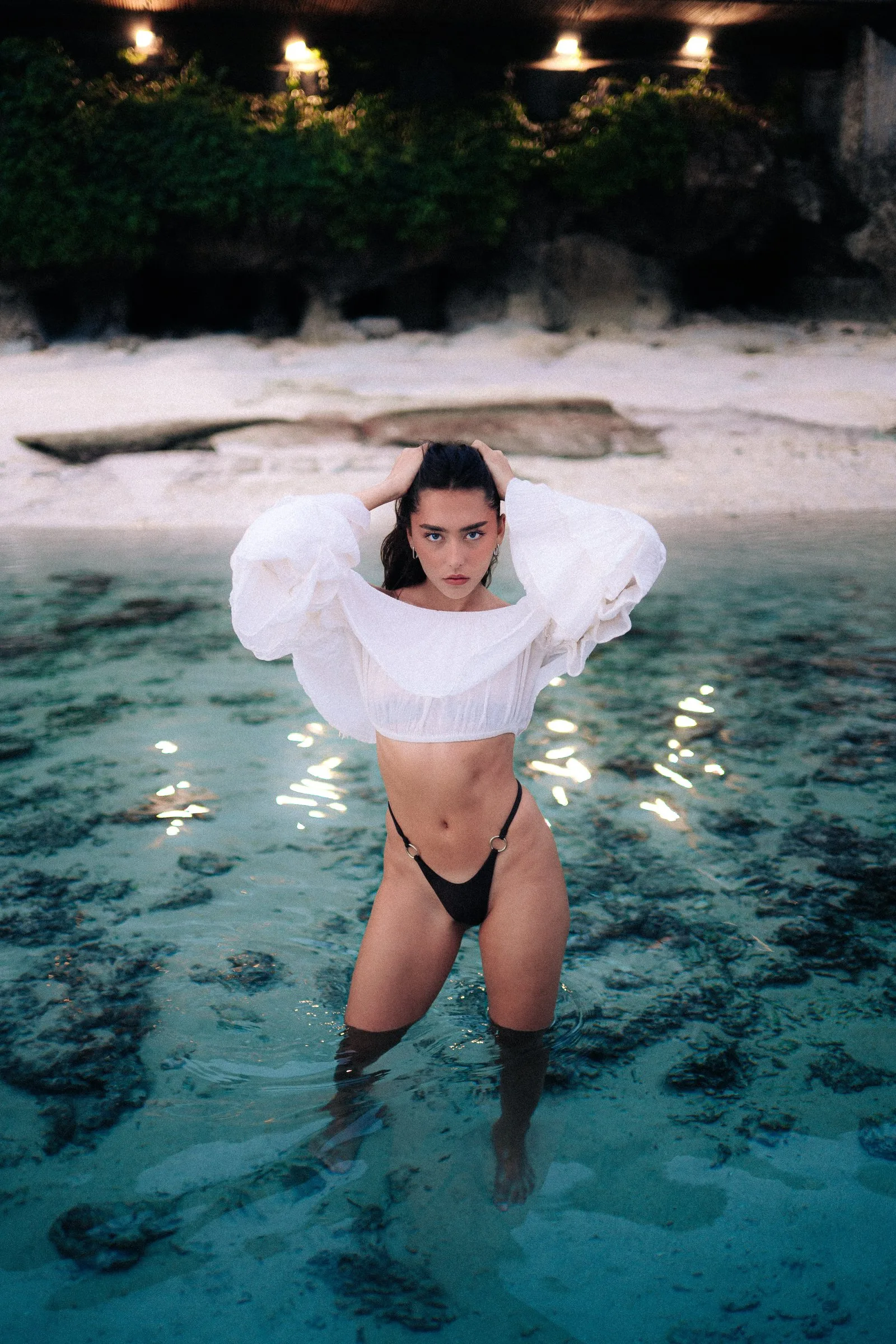 Femme en chemise blanche dans une source d’eau chaude